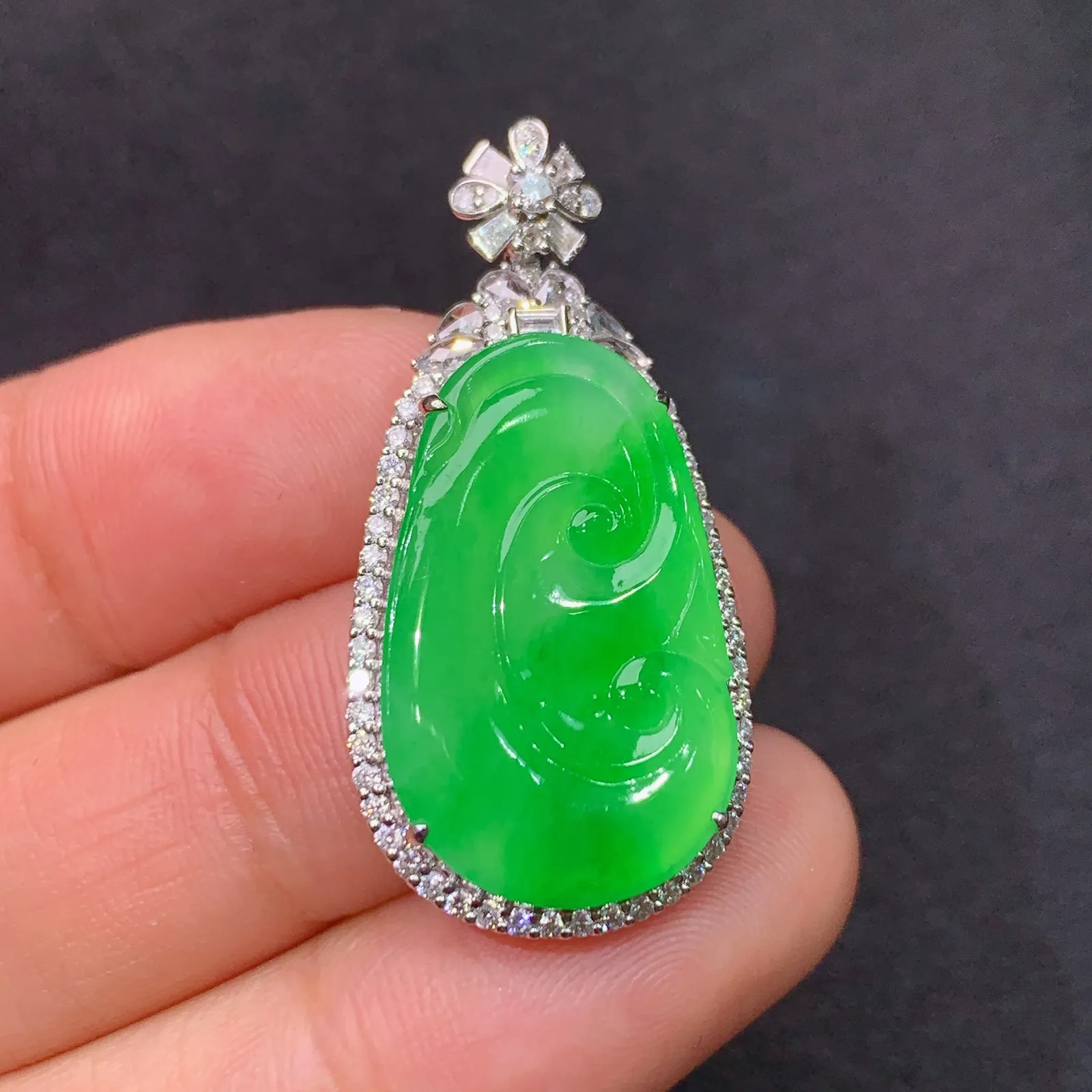 冰阳绿如意吊坠，18k金镶嵌，色泽鲜阳，冰润细腻，种水足 Di 尺寸34.1*16.8*5.6