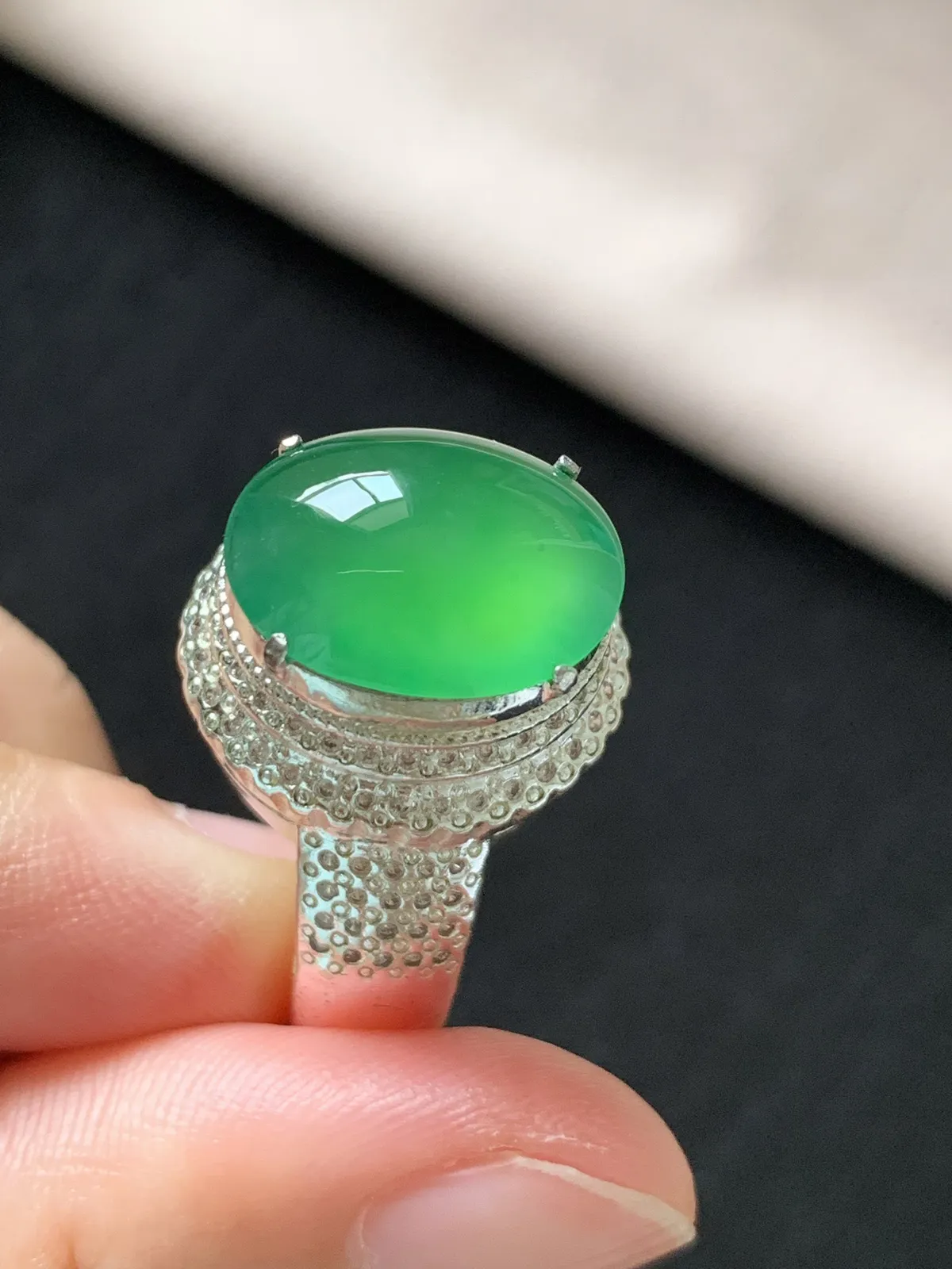 高冰木那绿鸽子蛋戒面
无纹裂，种好色好品相好，颜色鲜艳明亮，老坑种冰透水灵均匀饱满