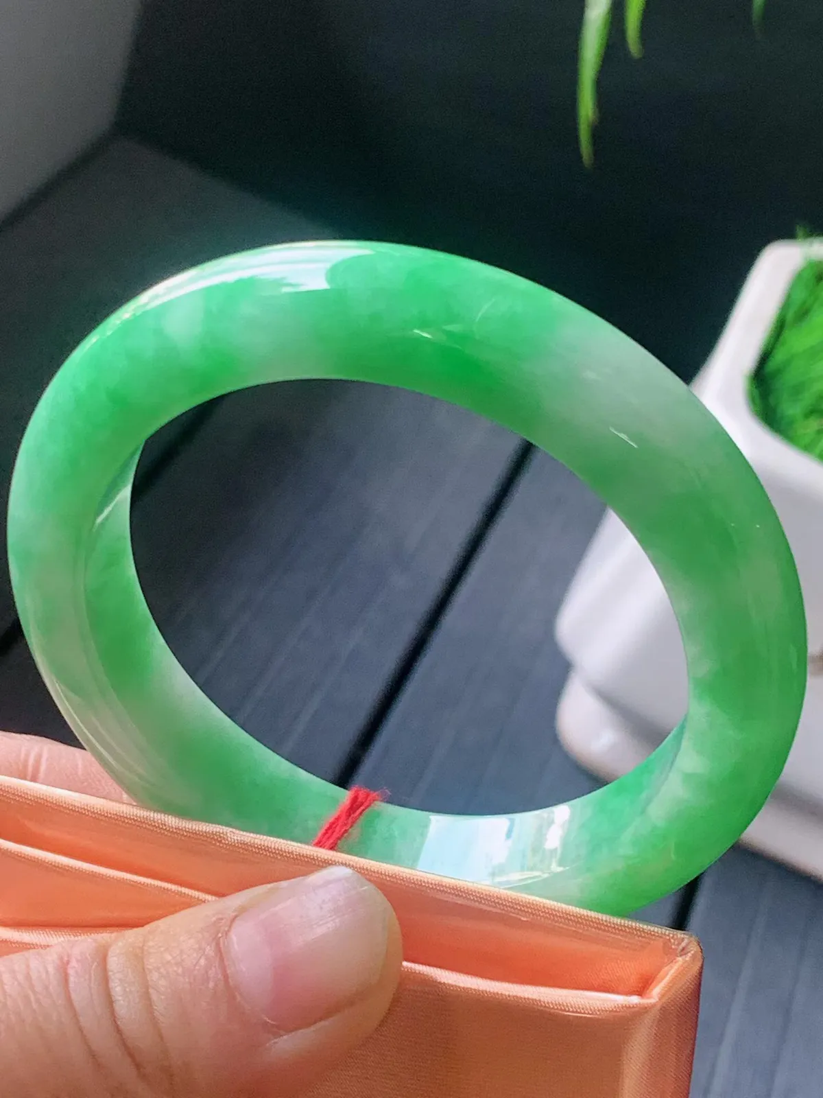 【翡翠名称】老种冰阳绿56..8正圈口手镯
【翡翠尺寸】56.8/12.7/9.8mm适合55.8-