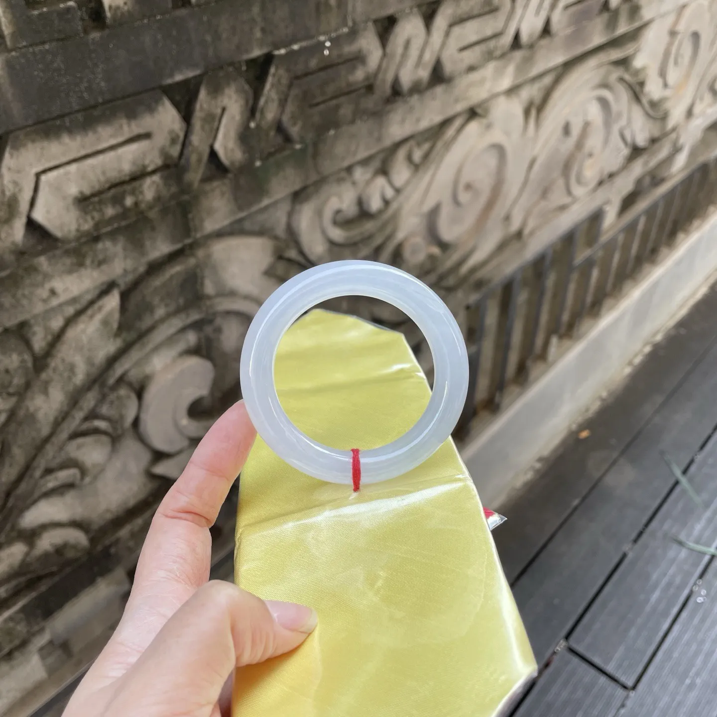 54圆条，白月光，
冰透的白清润似羊脂，素净的镯体无一丝杂色，宛若山间初融的雪水凝成的环，简约又雅致～