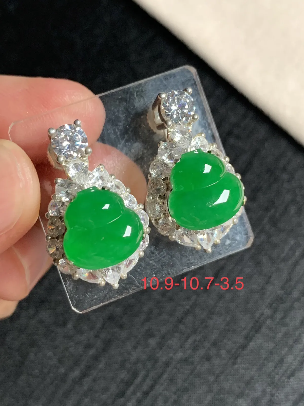 辣阳绿葫芦耳钉
无纹裂，种好色好品相好，色泽浓郁艳丽，质地细腻水灵饱满圆润