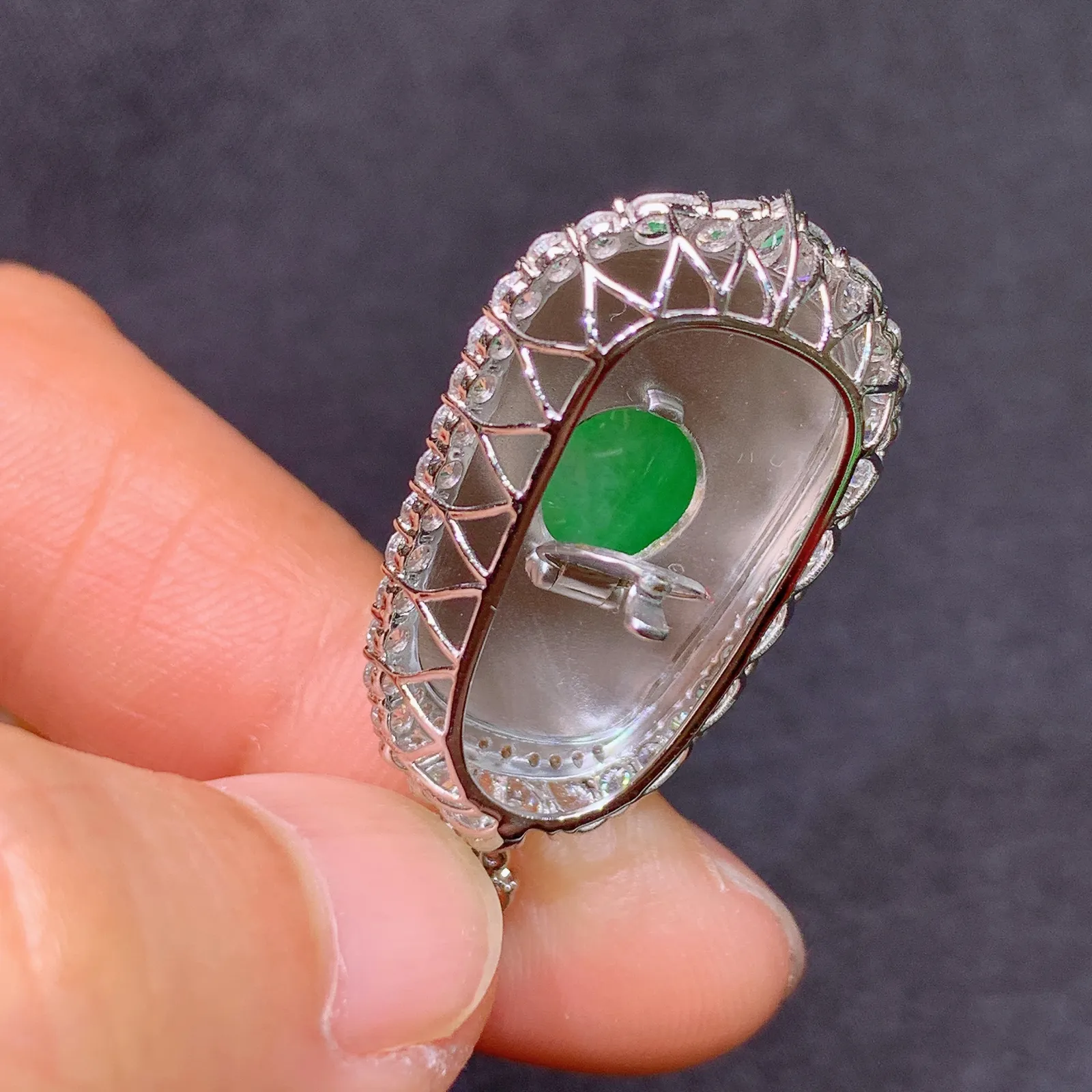 阳绿如意吊坠，18k金镶嵌，冰润色阳，玉质细腻，种水足，B1 尺寸33.6*16.5*8.3