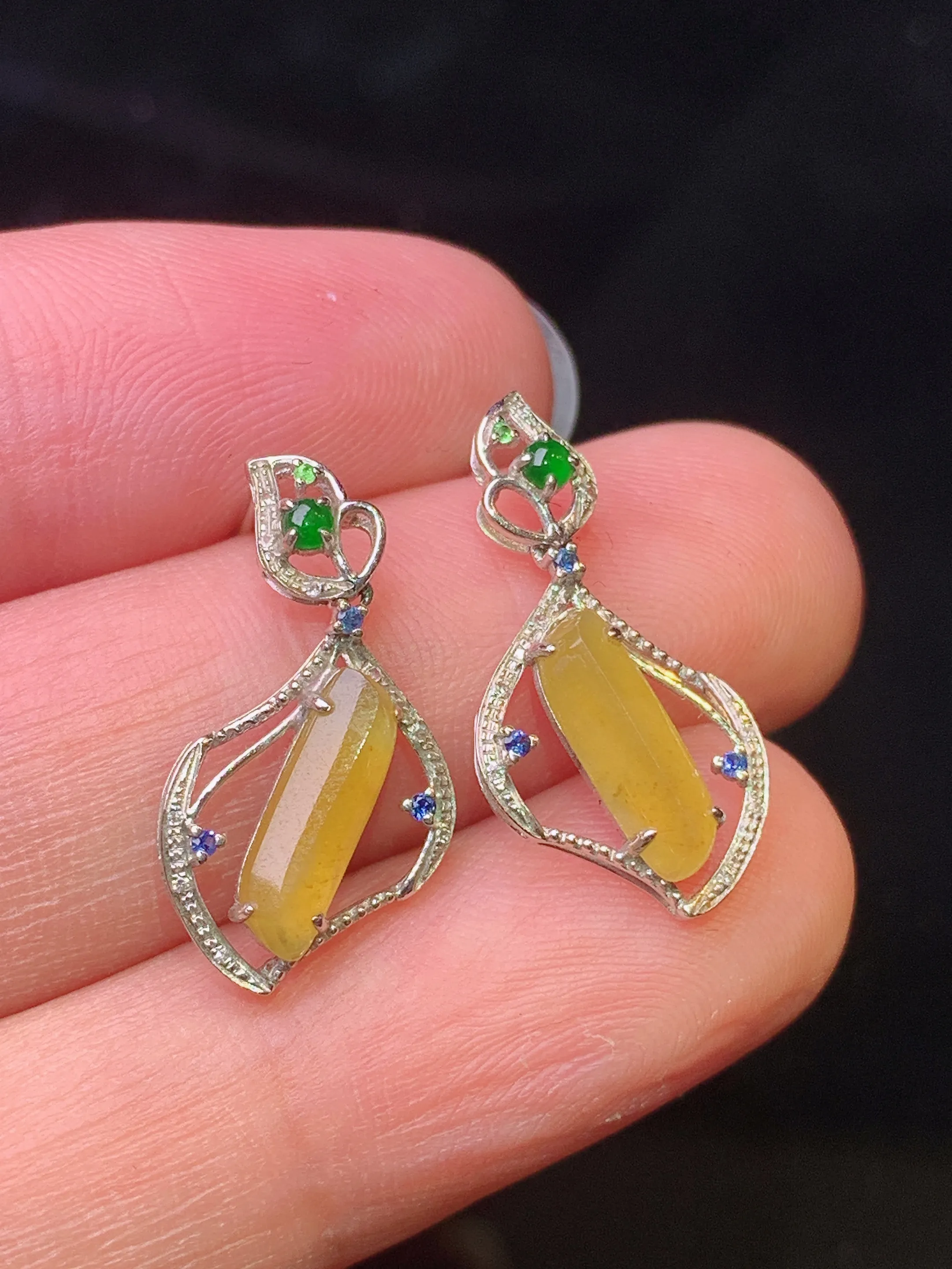 18k金钻镶嵌黄翡随形耳钉 玉质细腻 色泽艳丽清新 整体尺寸20.8*10*3.5