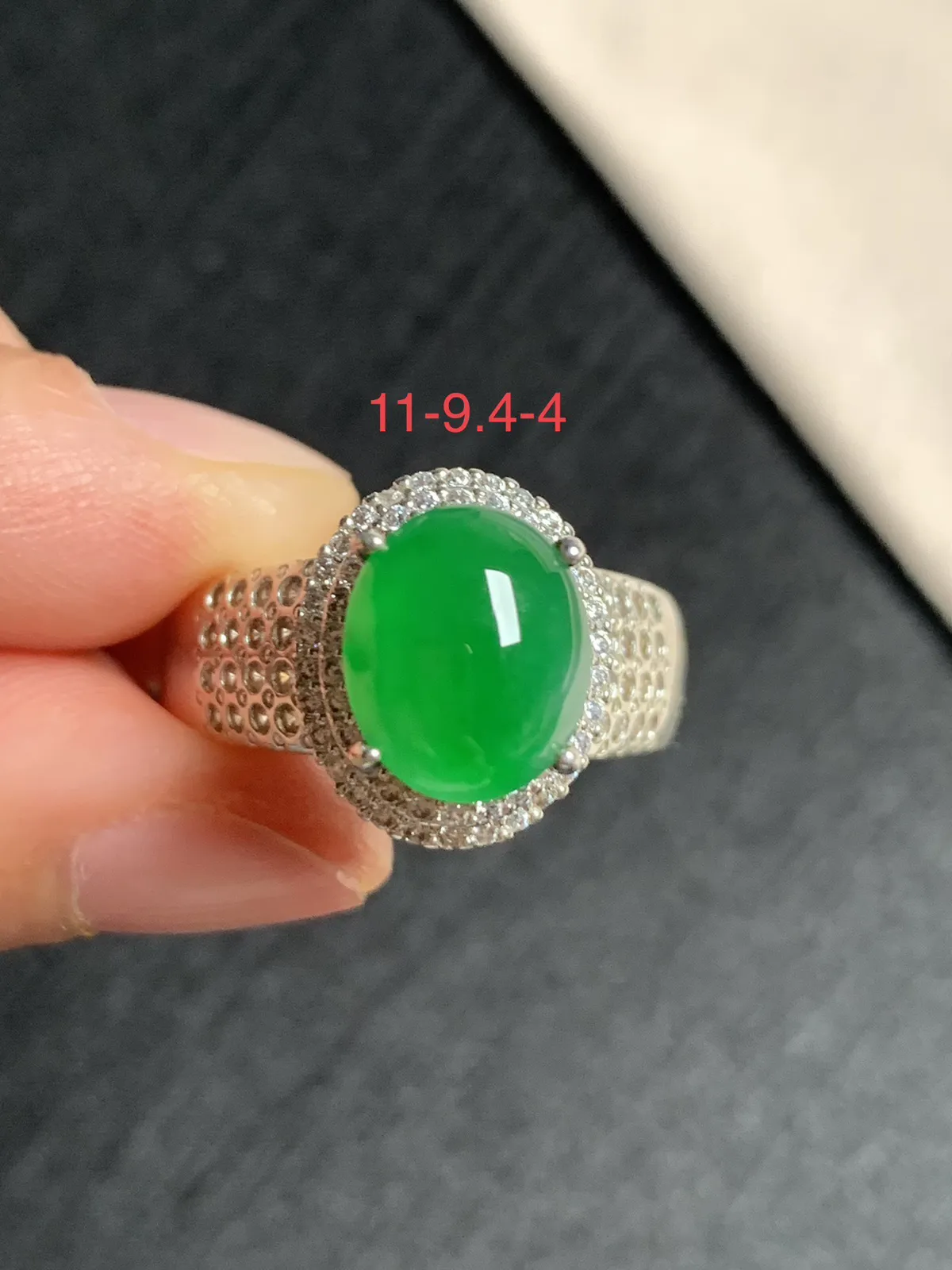 冰种辣阳绿戒面
无纹裂，种好色好品相好，辣阳绿色泽浓郁艳丽，老坑种冰透水灵