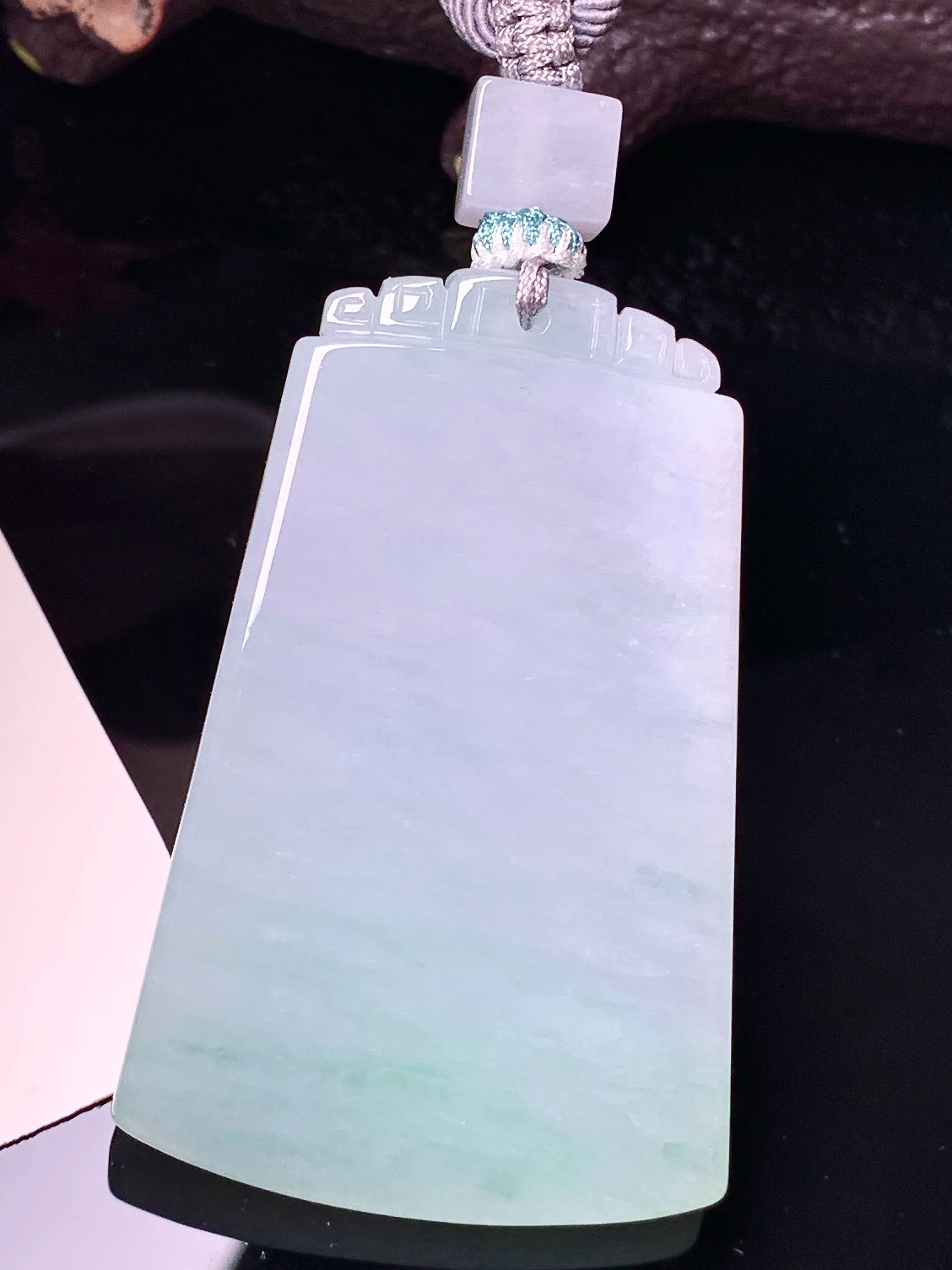 飘绿无事牌吊坠 玉质细腻 色泽艳丽清新 整体尺寸50.5*32.7*5