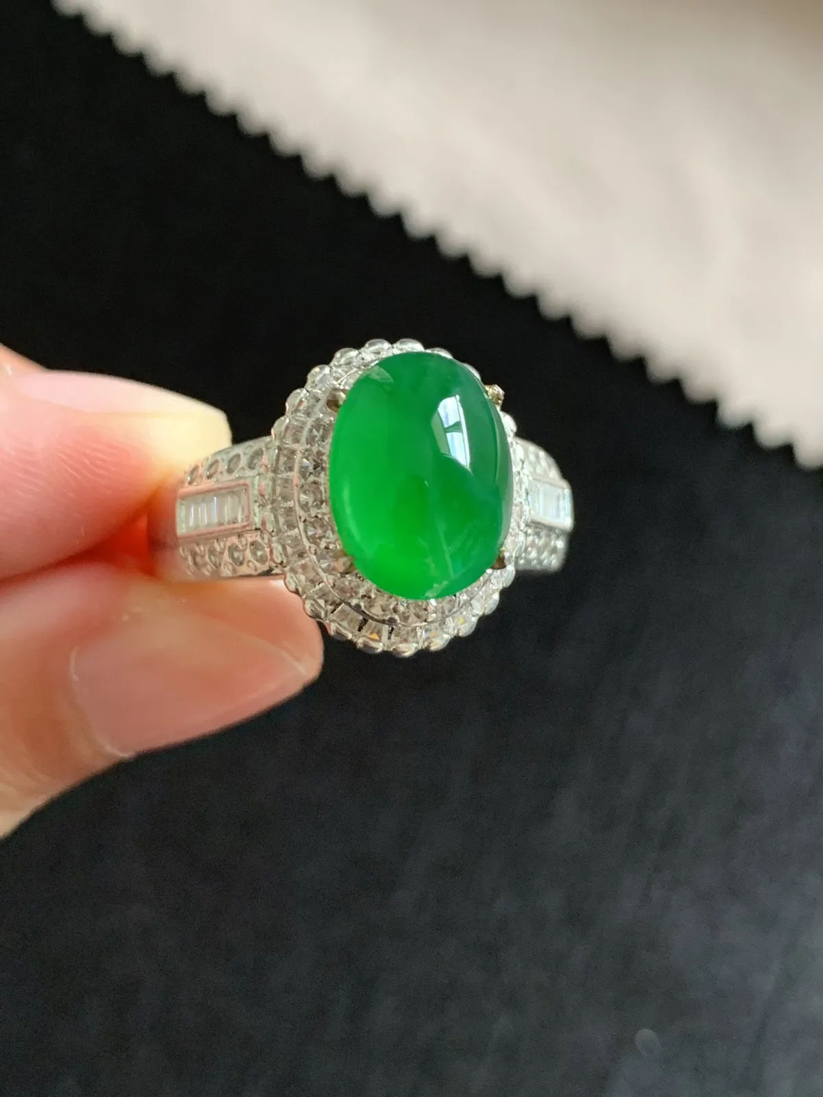 高冰辣阳绿戒面
无裂，种好色好品相好，辣阳绿色泽浓郁艳丽，老坑种冰透水灵饱满圆润