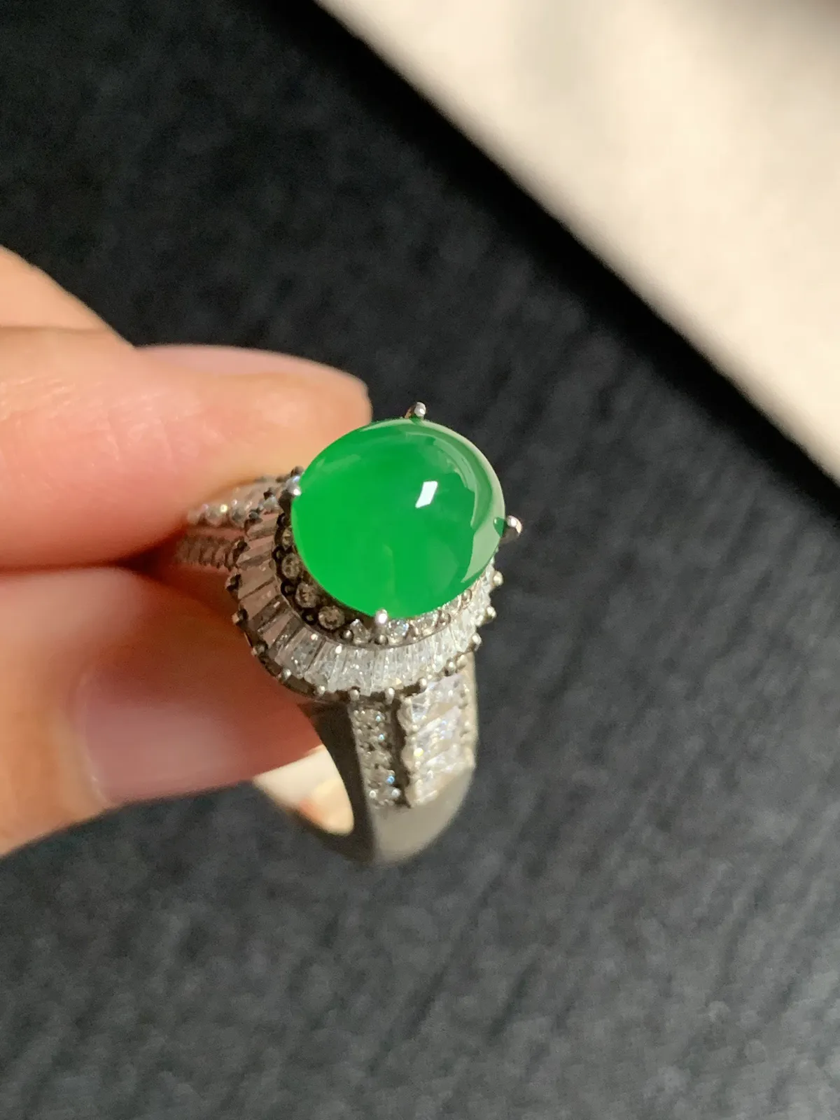 高冰辣阳绿馒头戒面
无纹裂，种好色好品相好，色泽浓郁艳丽，老坑种冰透水灵饱满圆润