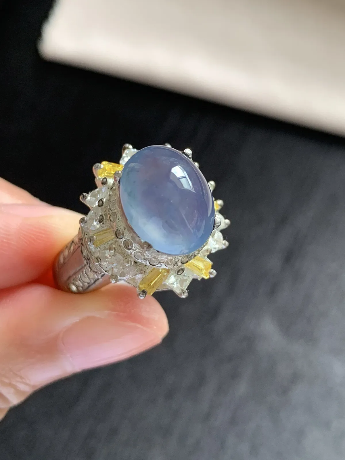 高冰紫罗兰馒头戒面
无纹裂，种好色美品相好，色泽浓郁艳丽，老坑种冰透水灵饱满圆润