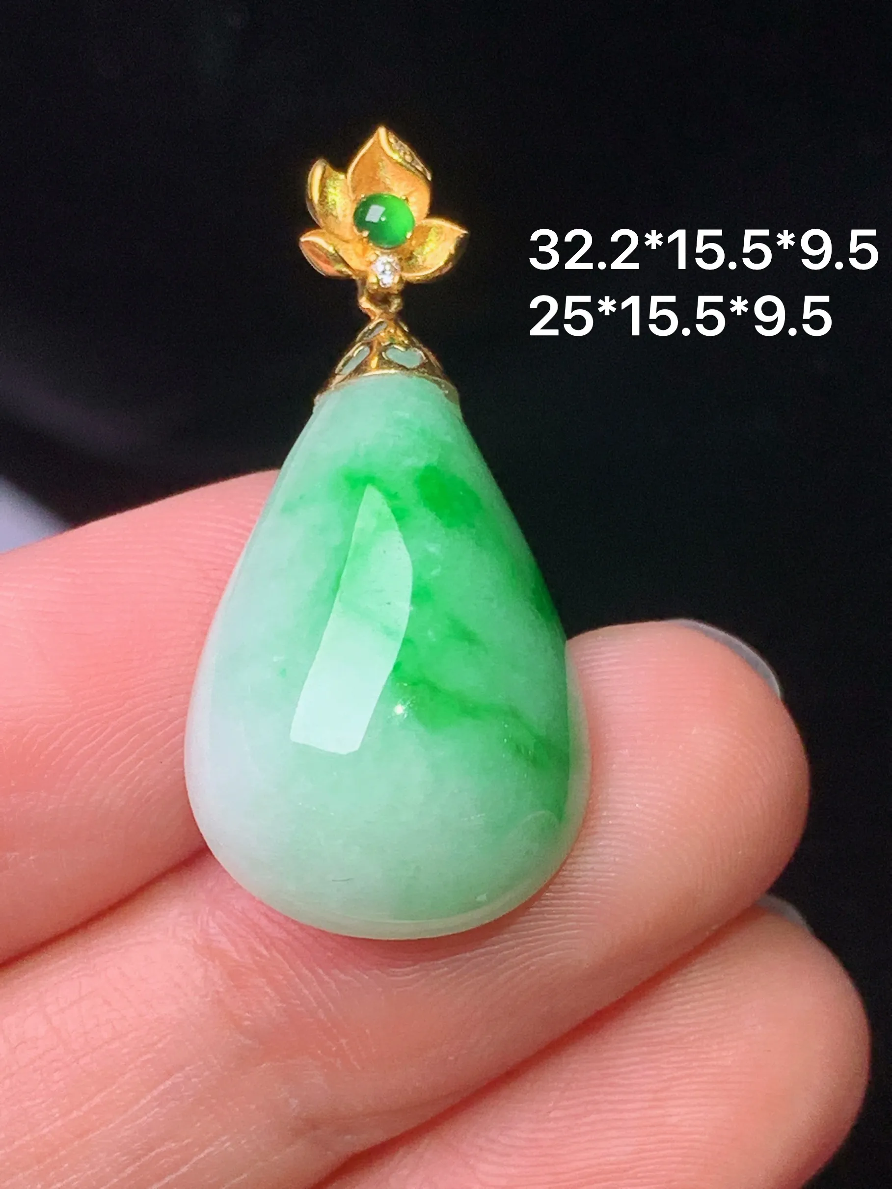 18k金飘绿水滴吊坠 玉质细腻 色泽艳丽清新 整体尺寸32.2*15.5*9.5