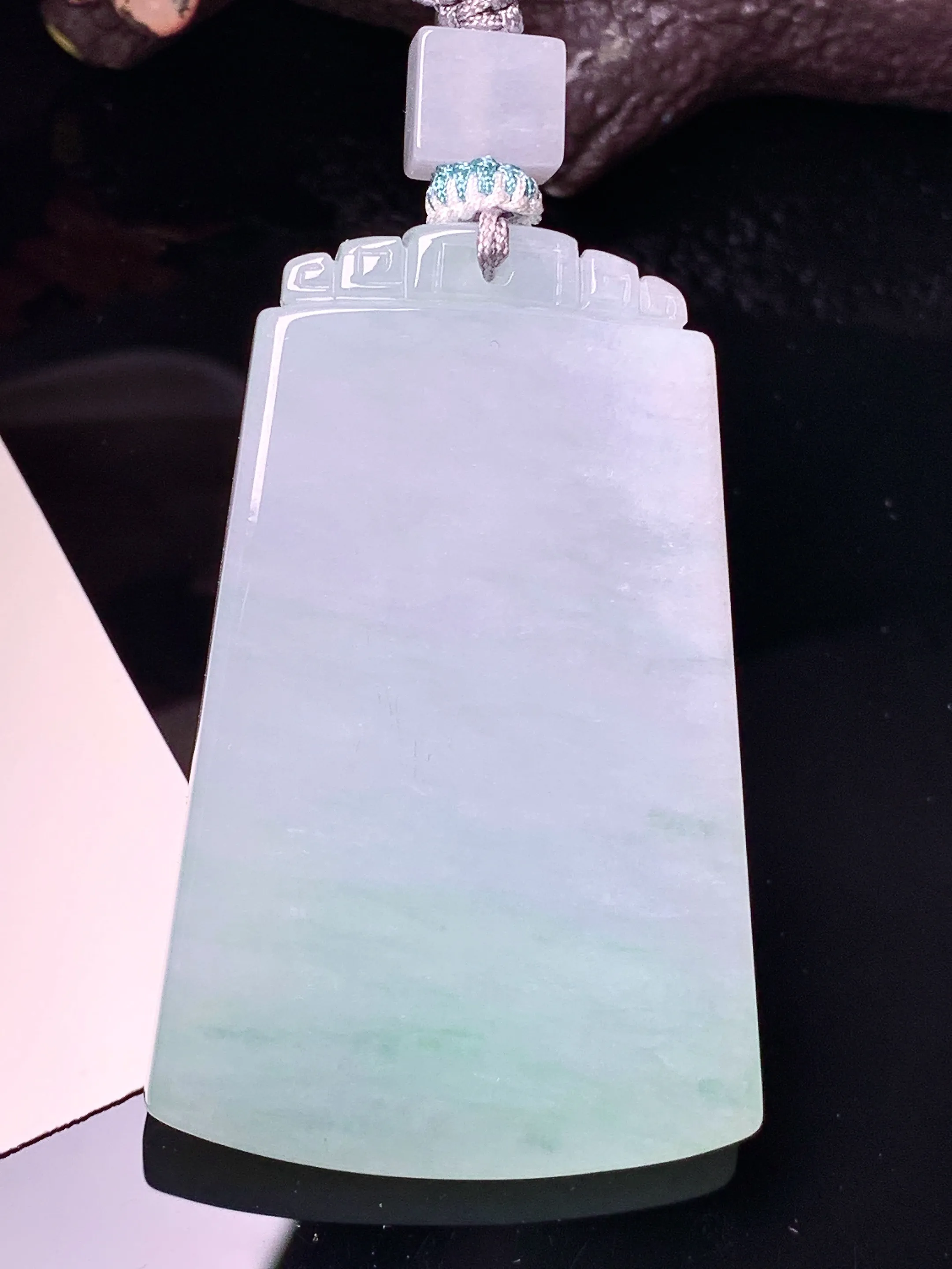 飘绿无事牌吊坠 玉质细腻 色泽艳丽清新 整体尺寸50.5*32.7*5