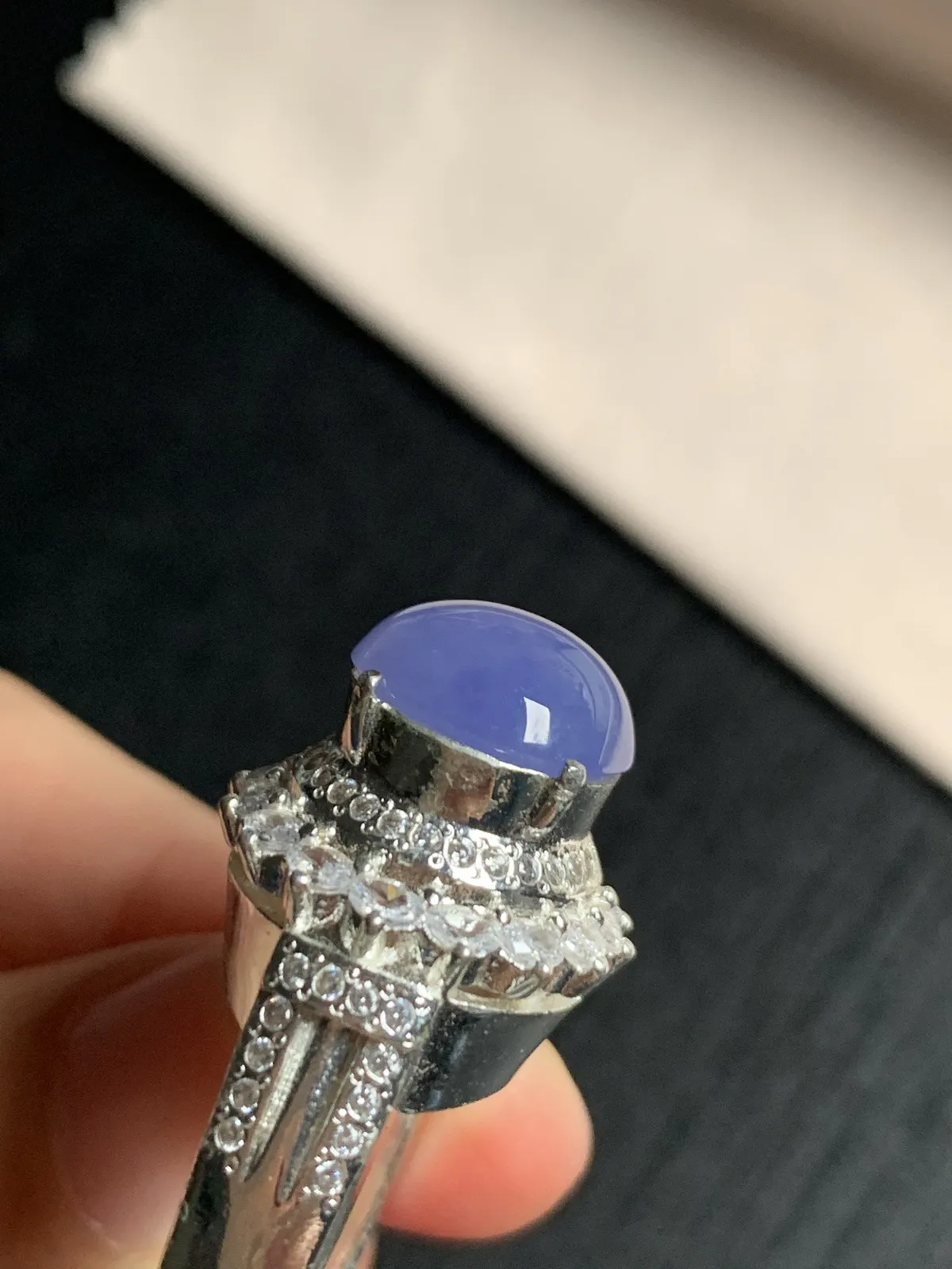 紫罗兰馒头戒面，浓紫戒面
无纹裂，种好色美品相好，色泽浓郁艳丽，质地细腻水灵饱满圆润