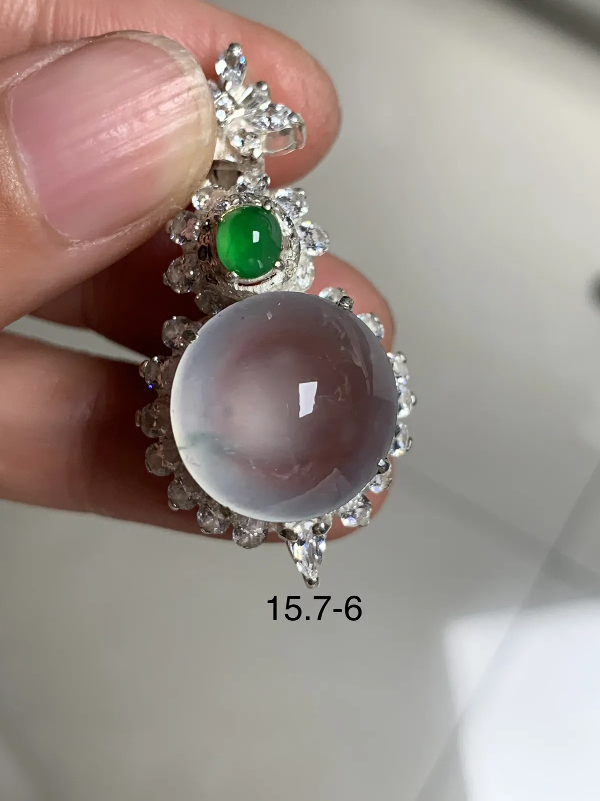 高冰飘花正圆吊坠
无纹裂，老坑种强荧光，钢性十足饱满圆润