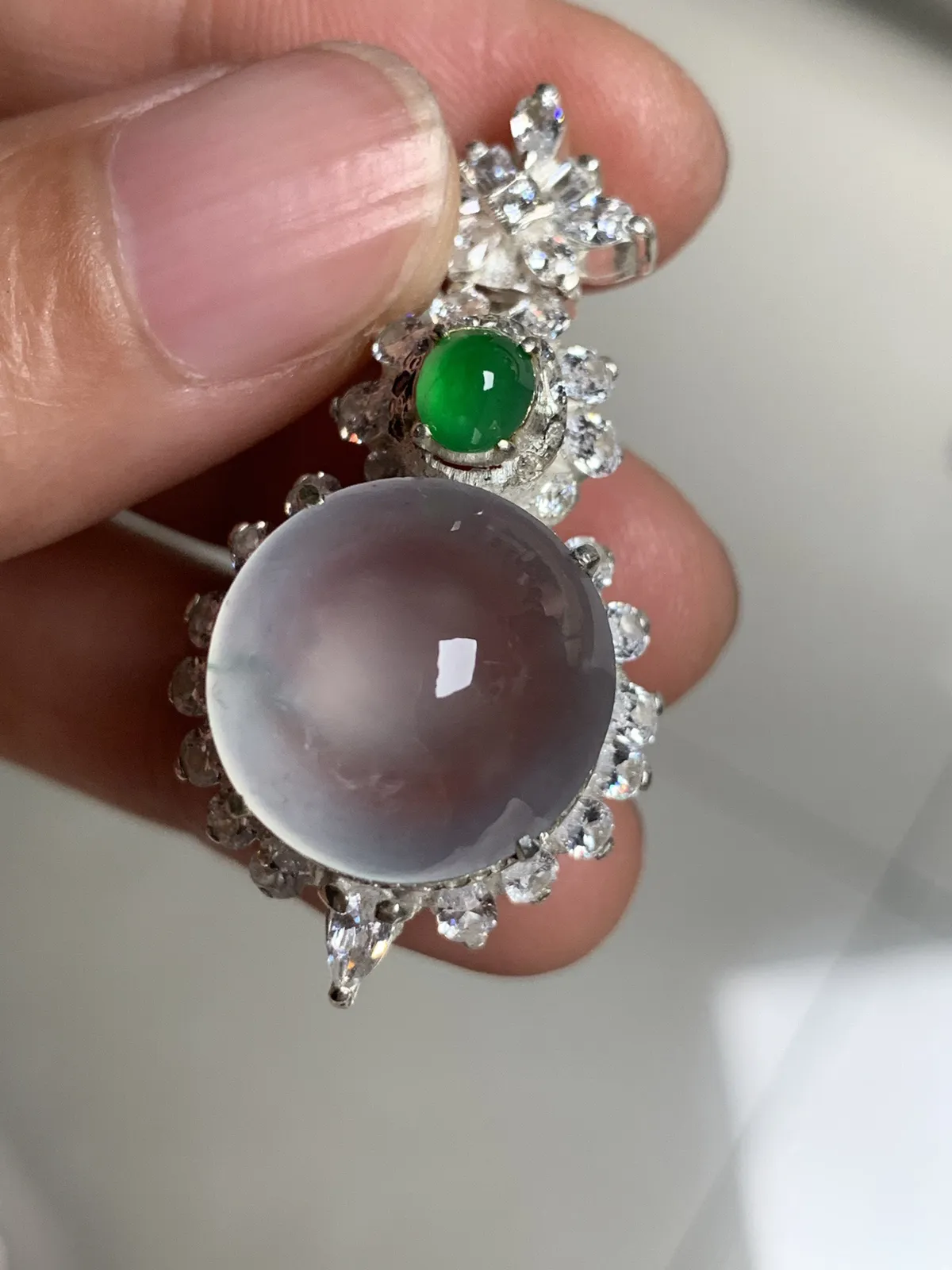 高冰飘花正圆吊坠
无纹裂，老坑种强荧光，钢性十足饱满圆润