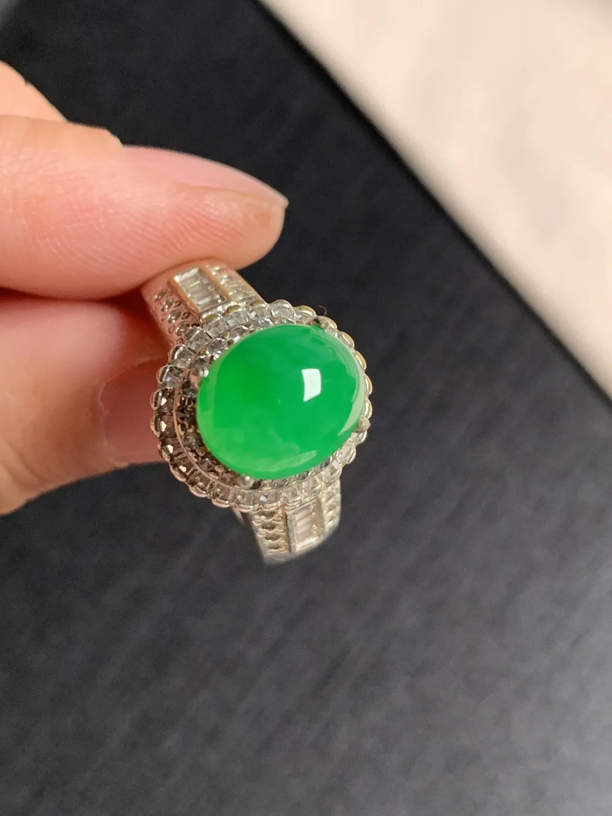 冰阳绿馒头戒面
无纹裂，种好色好品相好，色泽艳丽纯正，质地细腻水灵饱满圆润