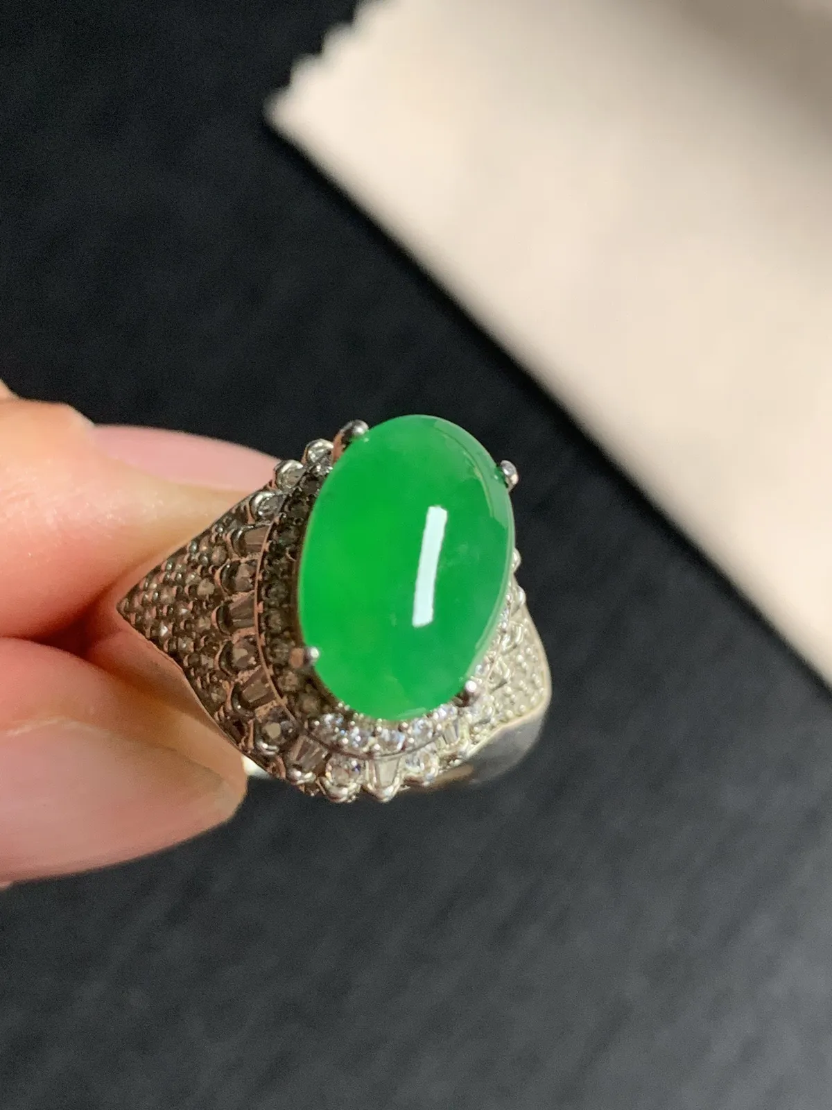 冰阳绿戒面
无纹裂，种好色好品相好，正阳绿色泽艳丽纯正，老坑种质地细腻冰透水灵