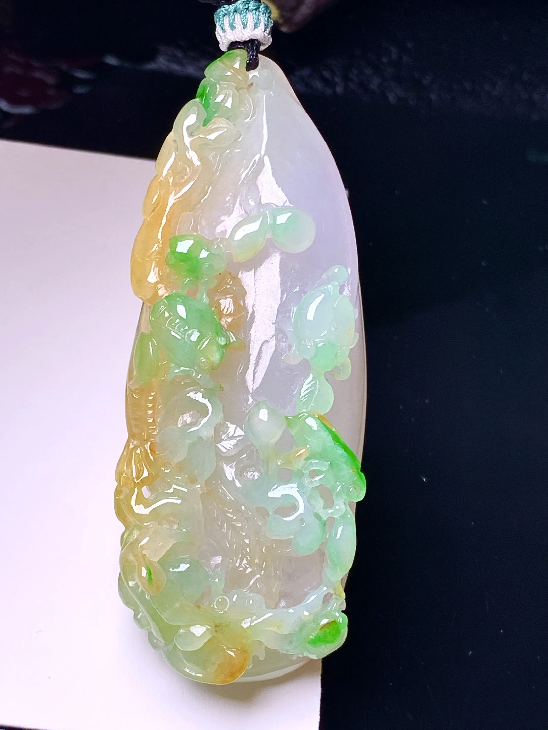 飘黄绿花开富贵吊坠 玉质细腻 色泽艳丽清新 整体尺寸57.6*23*12.5