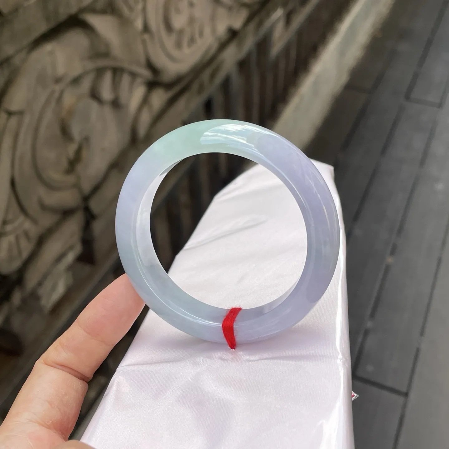 55+圈口，春彩
烟紫镯身凝晓雾，一抹晴翠缀其间，腕间环佩似藏星河～