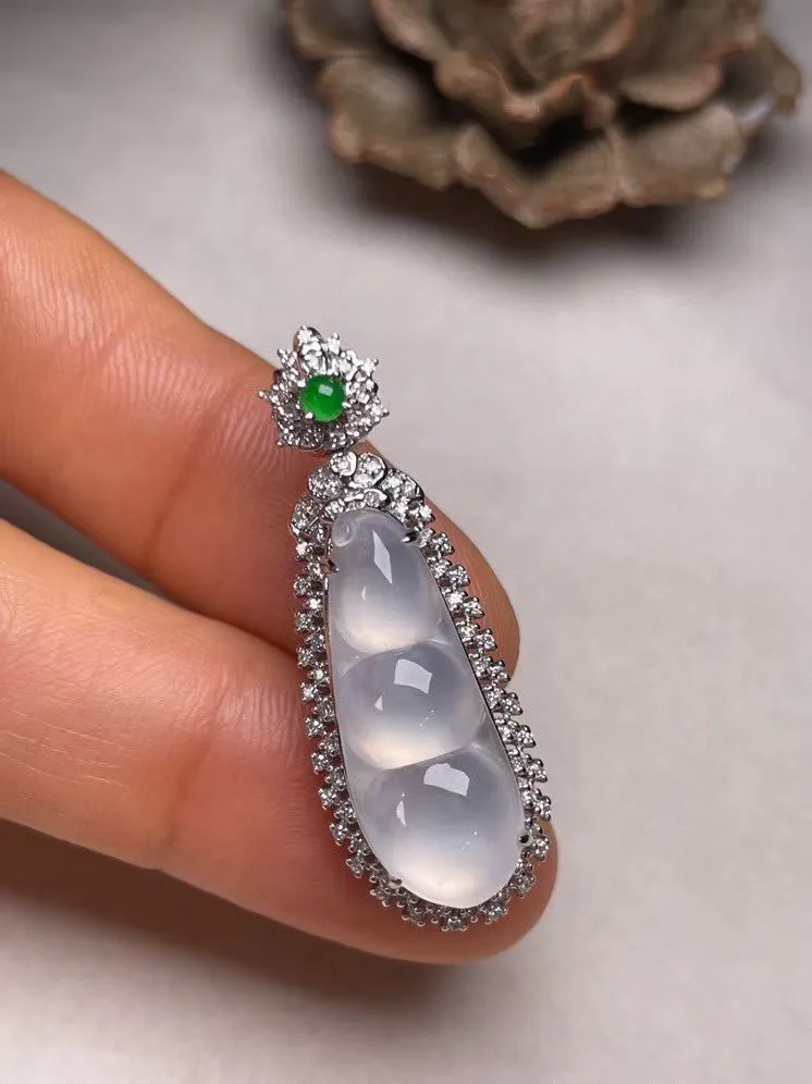 冰种福豆吊坠、真金真钻镶嵌，种水好，玉质细腻 .裸石尺寸 22.2*8.6