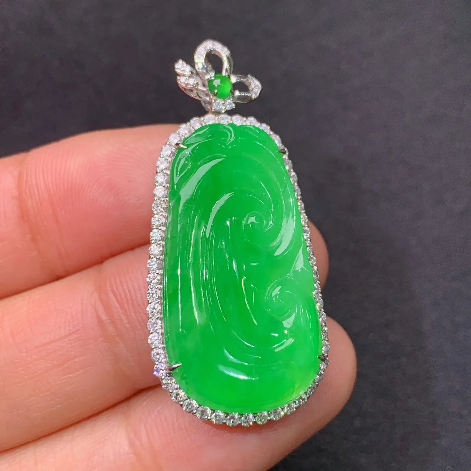 冰阳绿如意吊坠，18k金镶嵌，色泽鲜阳，冰润细腻，种水足，Di 尺寸38.7*17.9*5.3