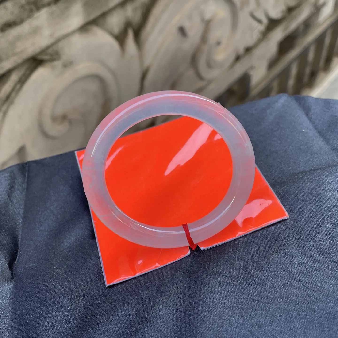 54圆条，白月光，
冰透的白清润似羊脂，素净的镯体无一丝杂色，宛若山间初融的雪水凝成的环，简约又雅致～气质