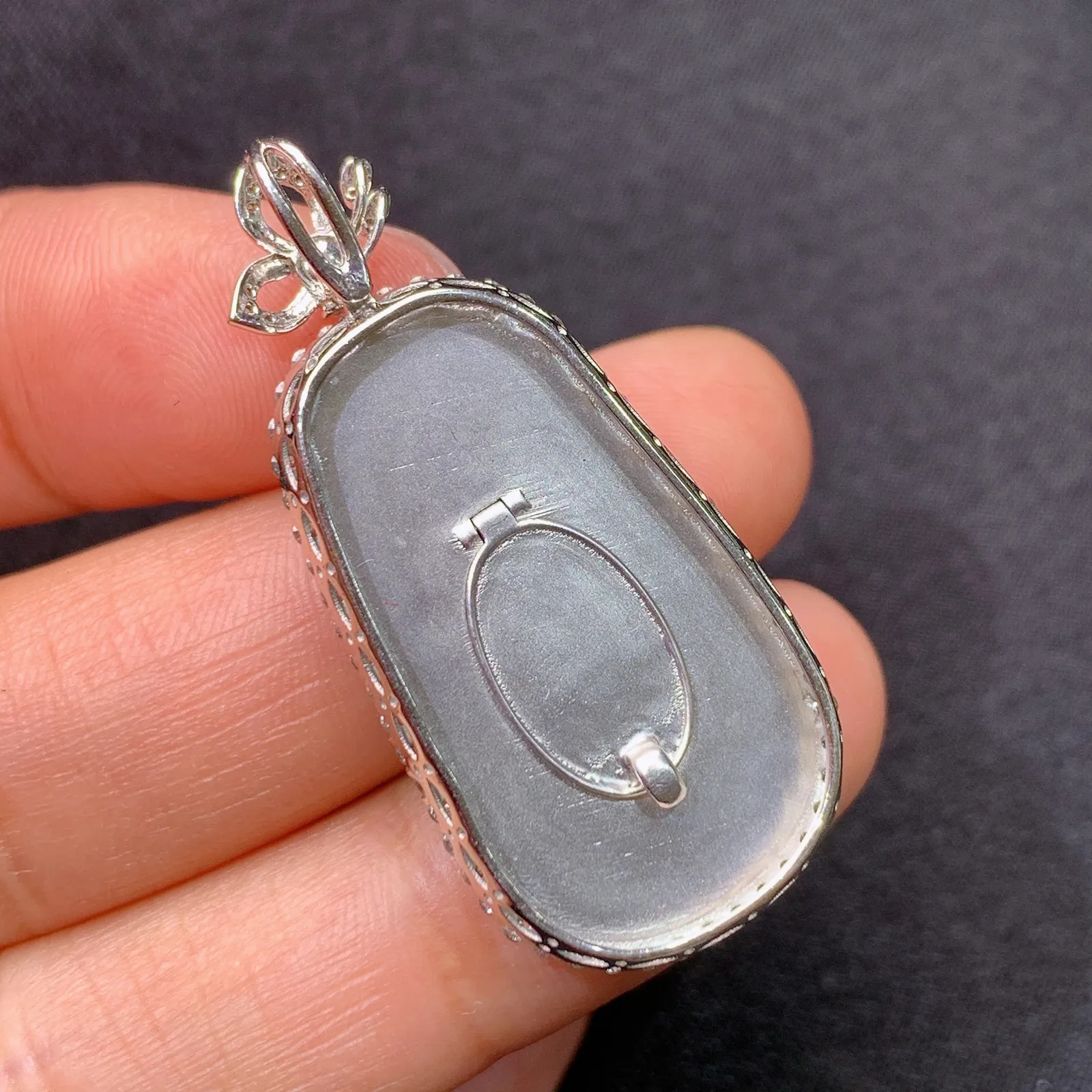 冰阳绿如意吊坠，18k金镶嵌，色泽鲜阳，冰润细腻，种水足，Di 尺寸38.7*17.9*5.3