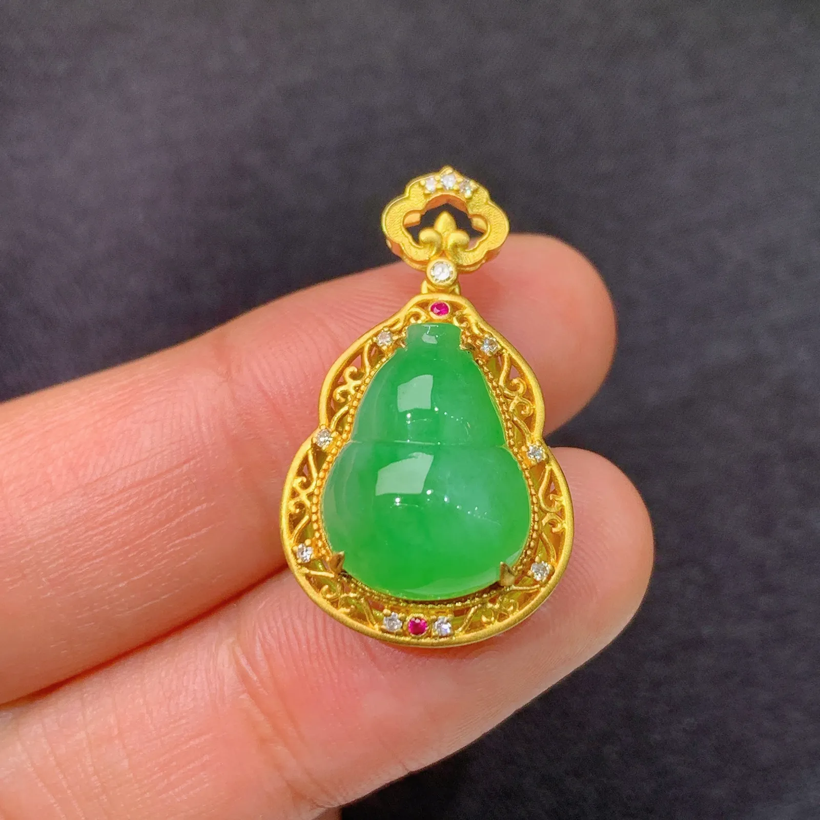 阳绿葫芦吊坠，18k金镶嵌，冰润色阳，玉质细腻，种水足，Of 尺寸26*15.2*8.8