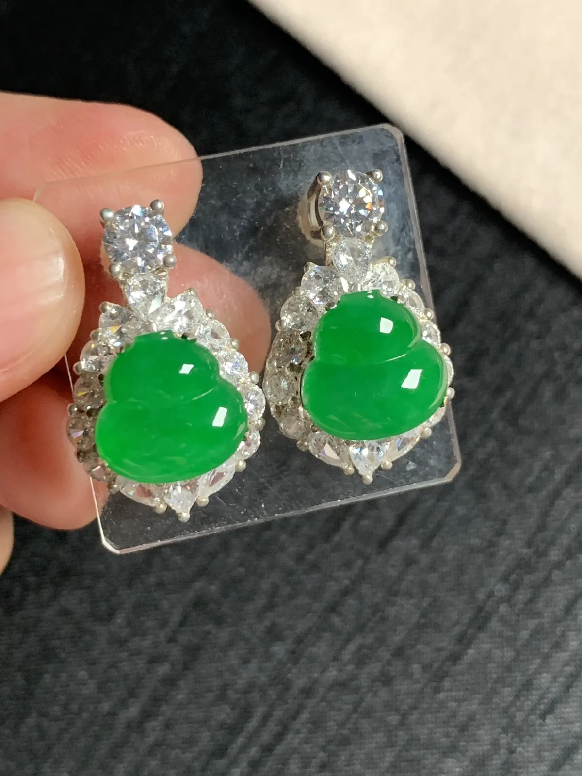 辣阳绿葫芦耳钉
无纹裂，种好色好品相好，色泽浓郁艳丽，质地细腻水灵饱满圆润