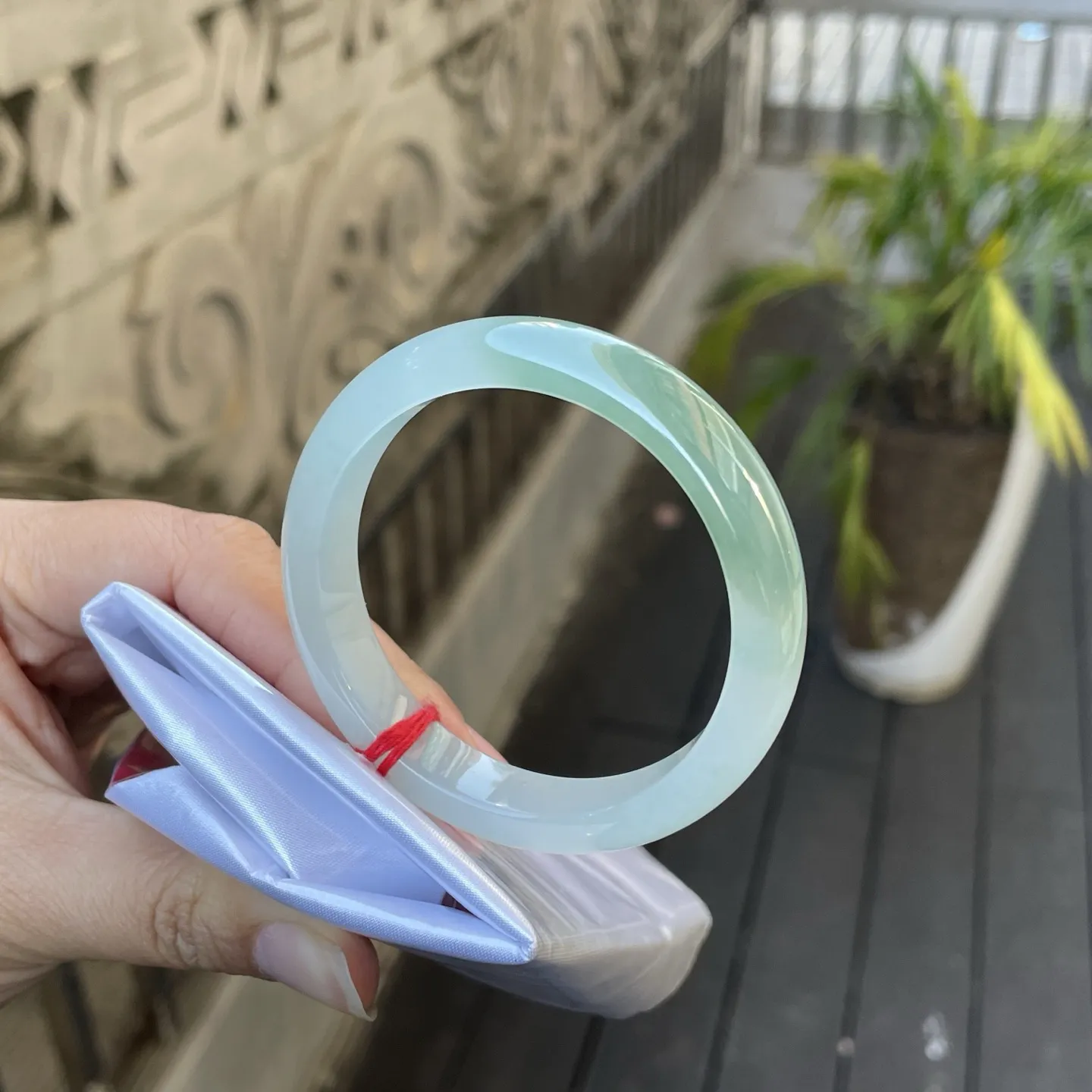 53圈口，半山半水，
冰润的玉质裹着淡淡的翠色晕染开来，如远山含黛、春水初生～