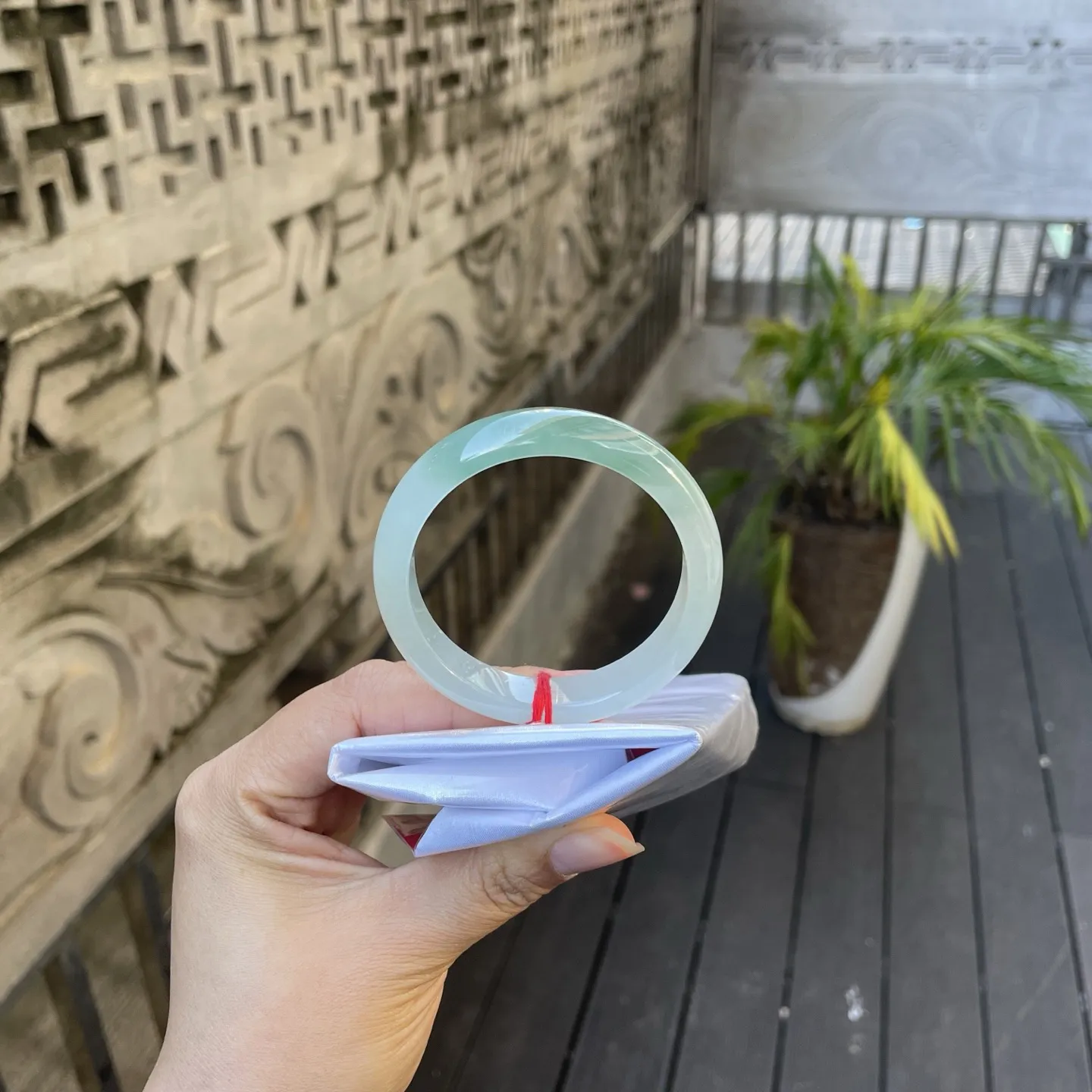 53圈口，半山半水，
冰润的玉质裹着淡淡的翠色晕染开来，如远山含黛、春水初生～