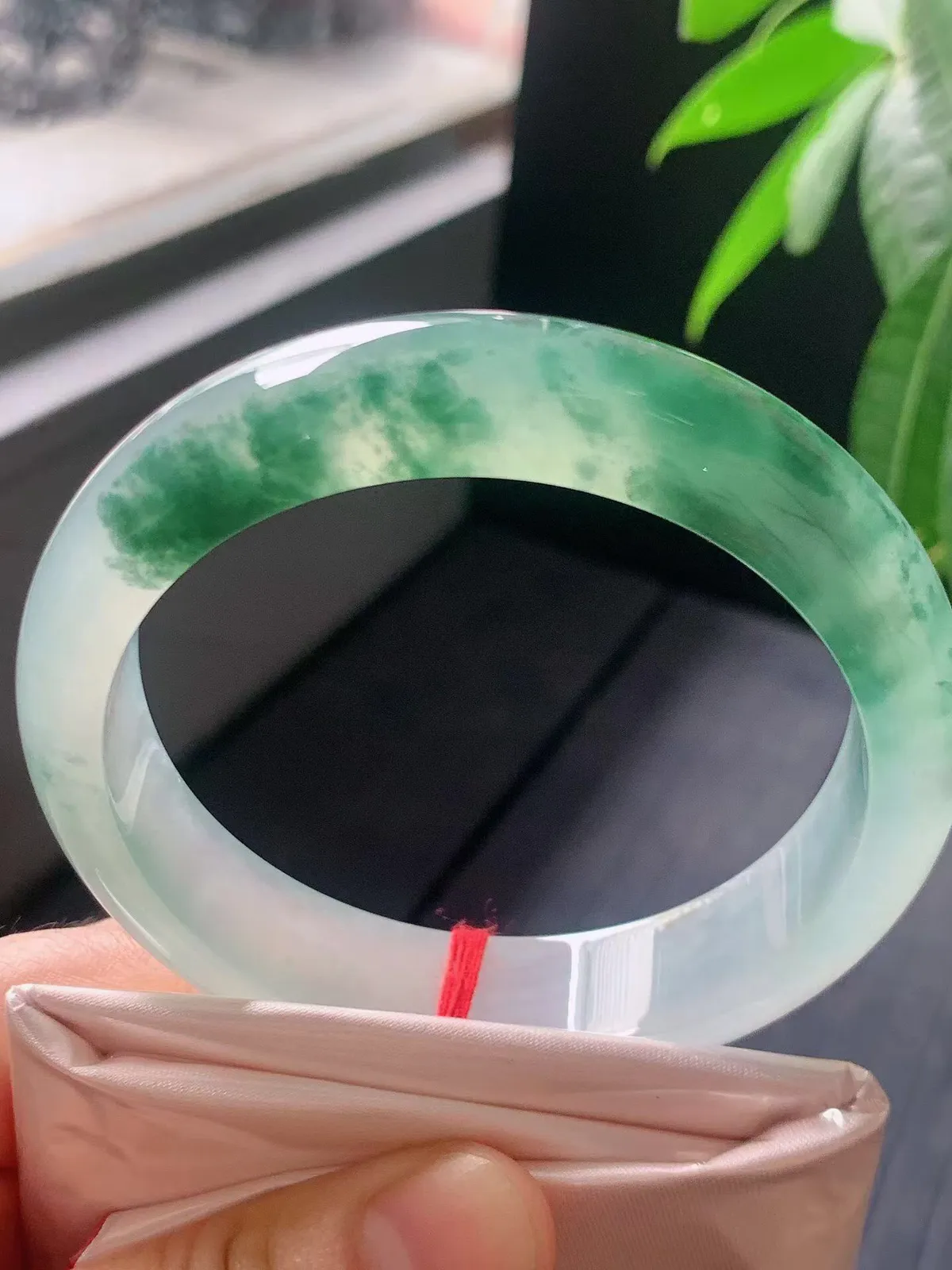 【翡翠名称】老种冰飘花58.8正圈口手镯
【翡翠尺寸】58.8/14/8.5mm适合正圈口佩戴
【翡翠描述】宝贝种老水足，玉质细腻，色泽靓丽，性价比高，佩戴效果好！
【其它赠送】权威证书/精美挂绳盒子/支持全国复检