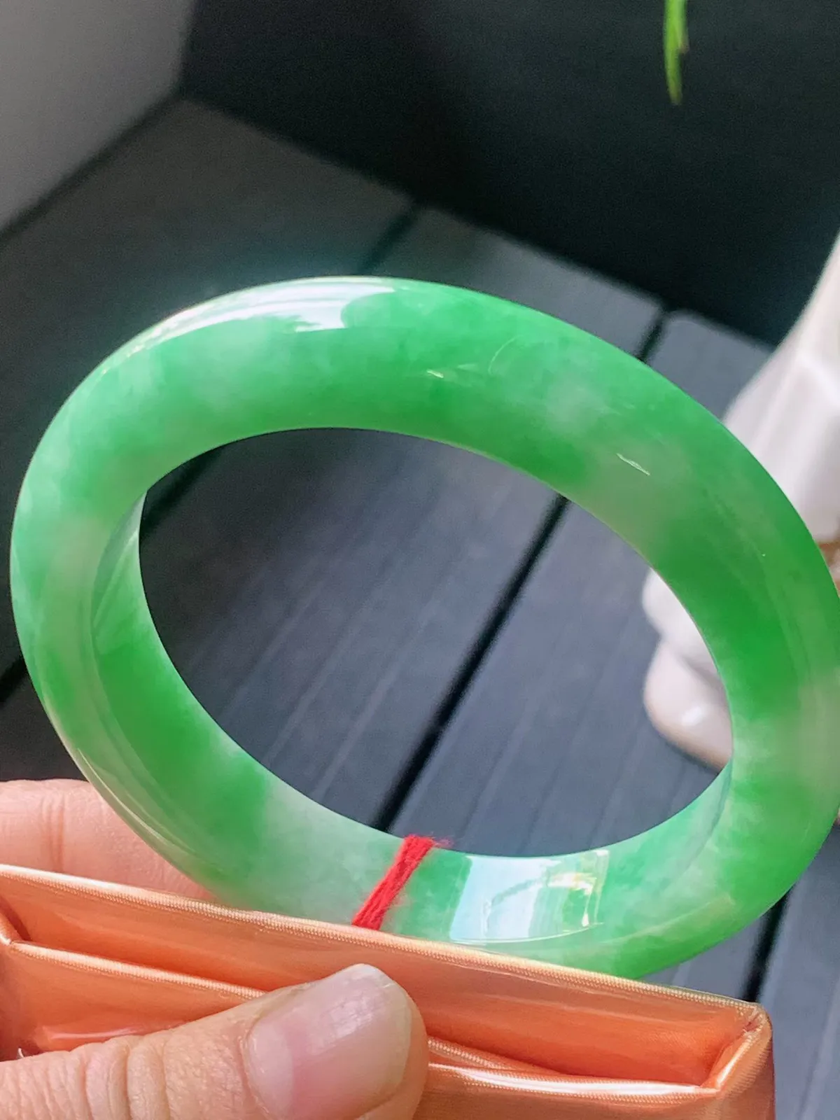 【翡翠名称】老种冰阳绿56..8正圈口手镯
【翡翠尺寸】56.8/12.7/9.8mm适合55.8-58正圈口佩戴
【翡翠描述】宝贝种老水足，玉质细腻，色泽靓丽，性价比高，佩戴效果好！
【其它赠送】权威证书/精美挂绳盒子/支持全国复检