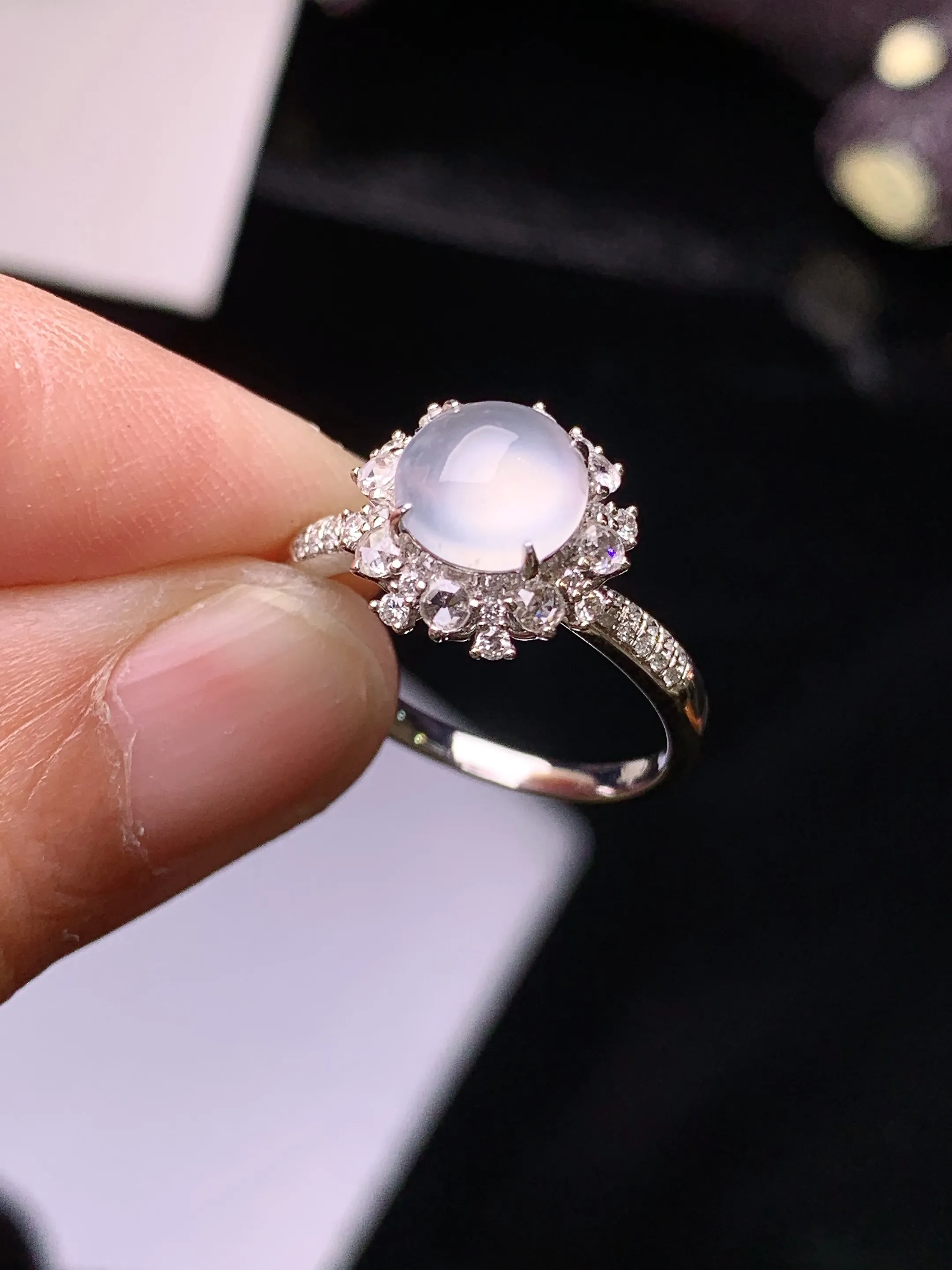 18k金钻镶嵌冰种蛋面戒指 玉质细腻 色泽艳丽清新 圈口13 整体尺寸11.3*8.8