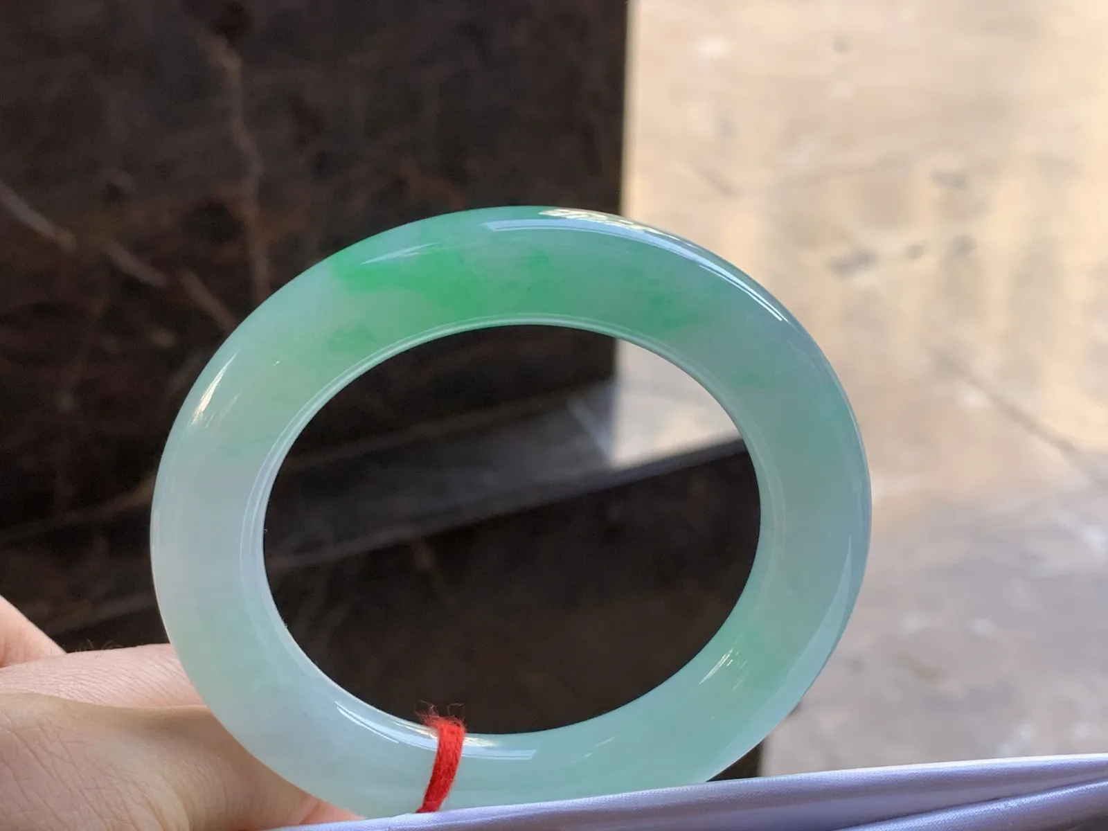 55.5-12.1

糯冰带色圆条手镯^_^ 种好水润