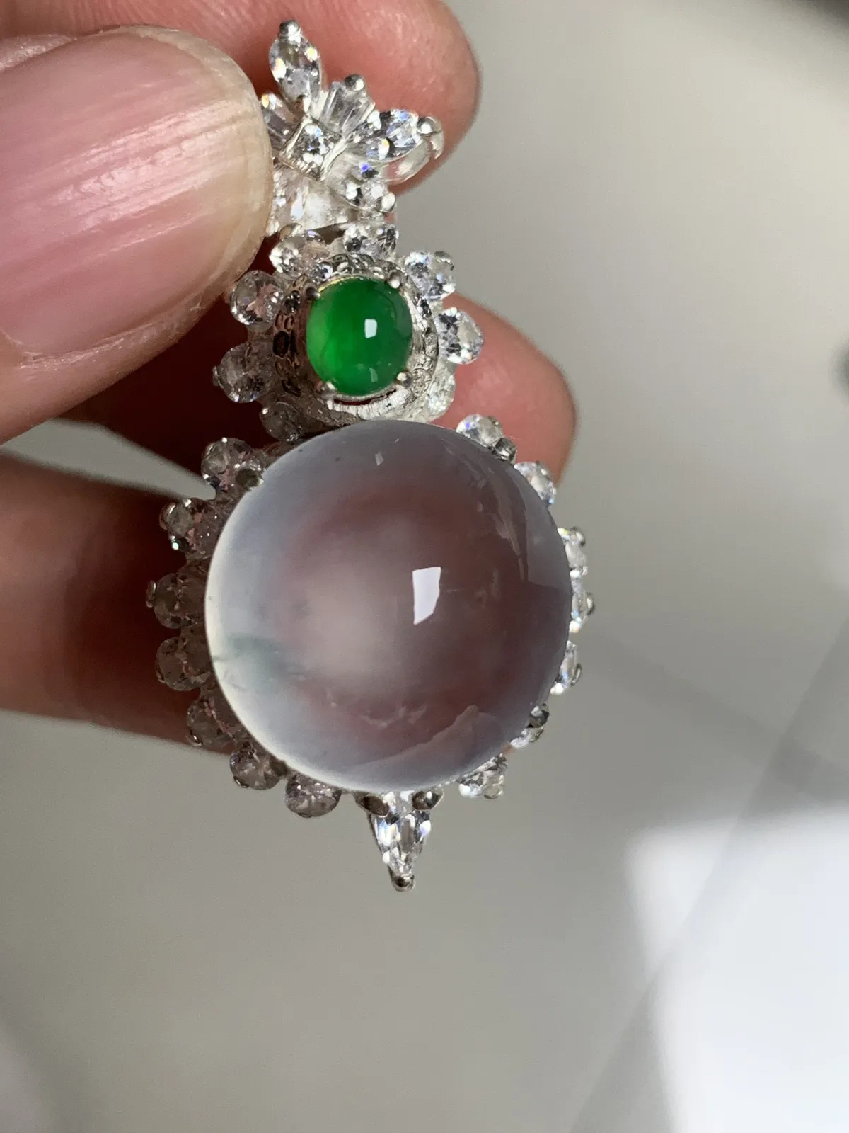 高冰飘花正圆吊坠
无纹裂，老坑种强荧光，钢性十足饱满圆润