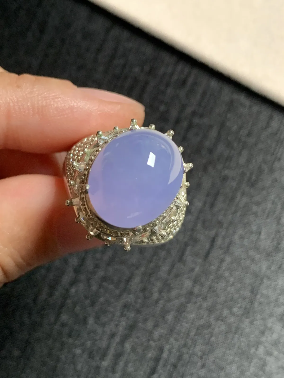 冰种紫罗兰馒头戒面
无纹裂，种好色美品相好，色泽浓郁艳丽，质地细腻水灵饱满圆润