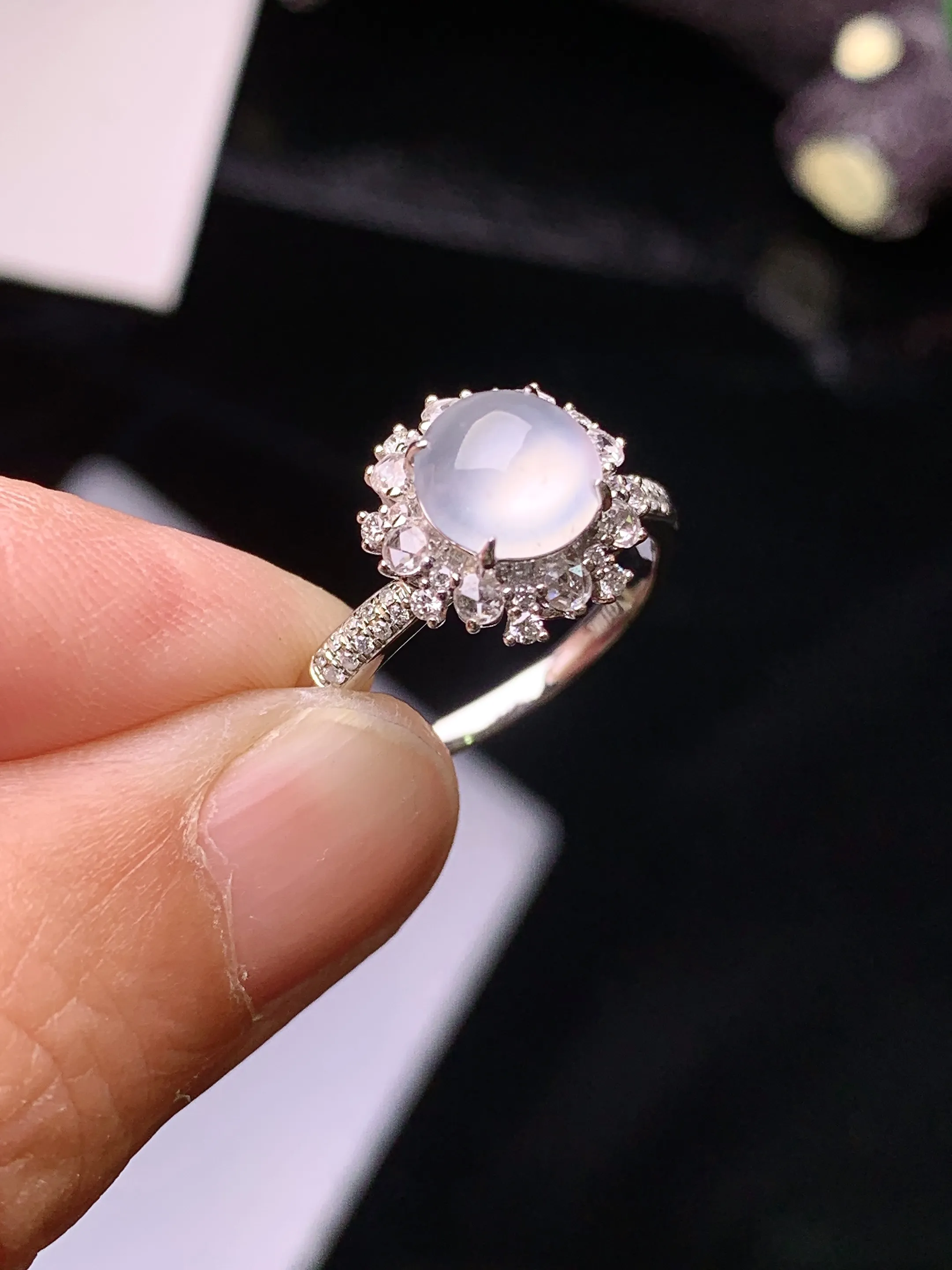 18k金钻镶嵌冰种蛋面戒指 玉质细腻 色泽艳丽清新 圈口13 整体尺寸11.3*8.8