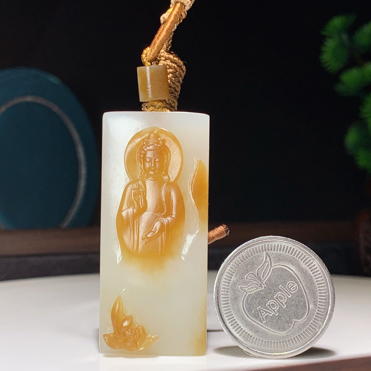 新疆和田玉且末糖站观音牌子挂件。尺寸51/23/9重24.5克 无裂无杂 玉质细腻油润 底色纯净 脂粉好，品质好。lt250106