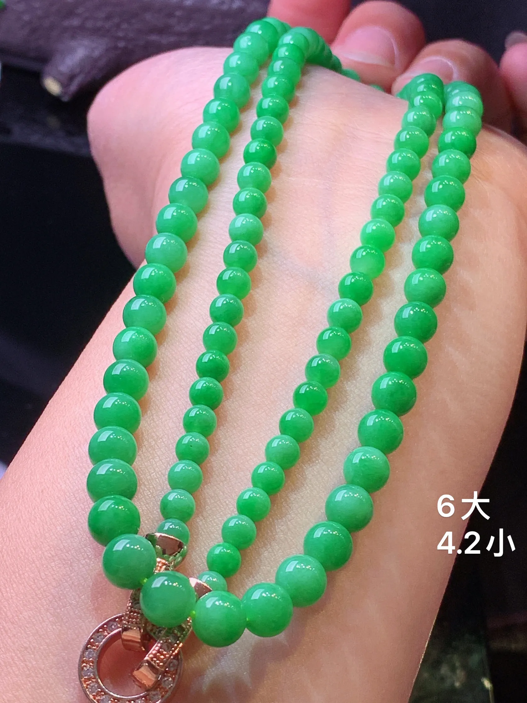 翠绿圆珠项链 玉质细腻 色泽艳丽清新 整体尺寸6