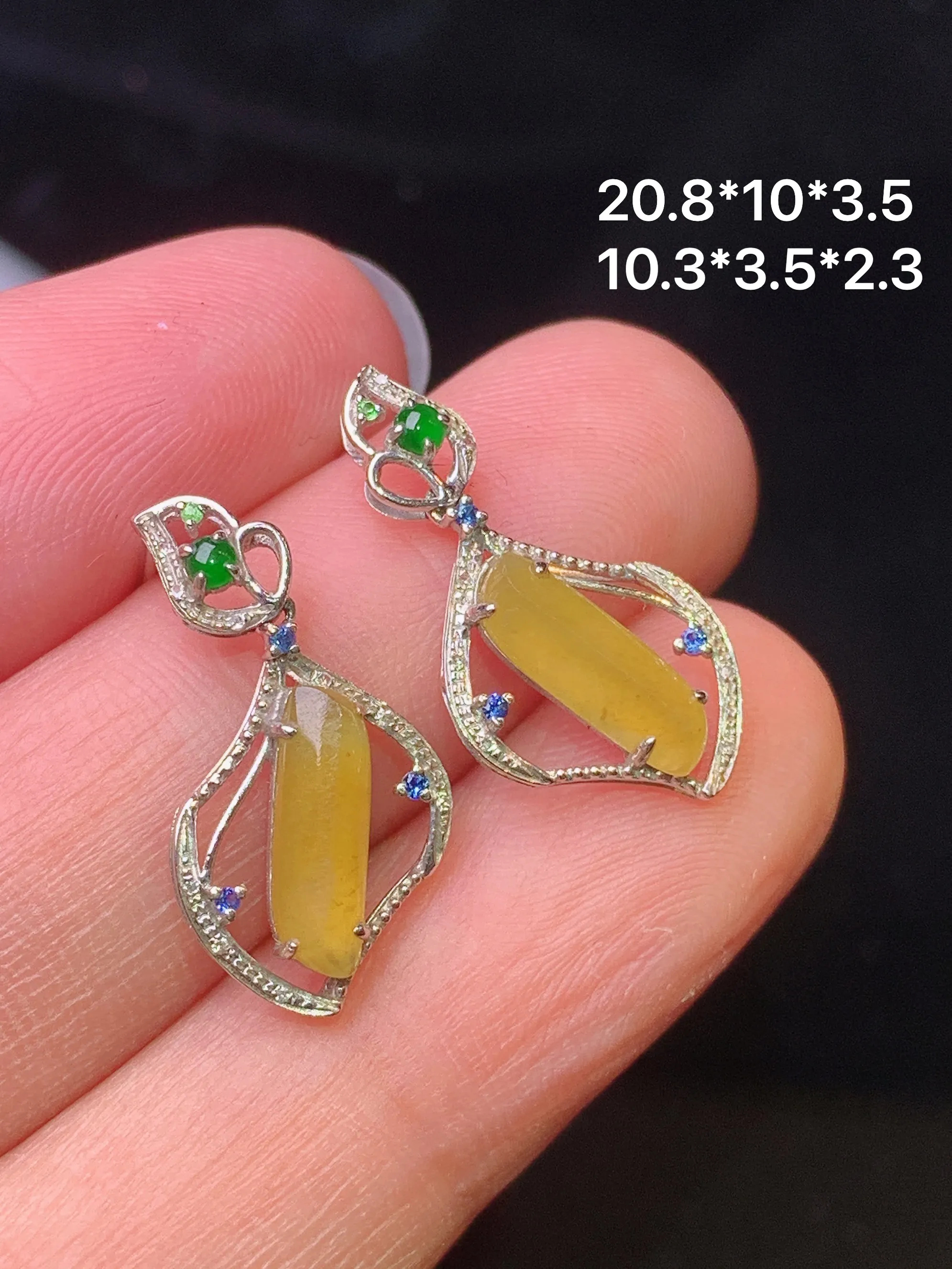 18k金钻镶嵌黄翡随形耳钉 玉质细腻 色泽艳丽清新 整体尺寸20.8*10*3.5