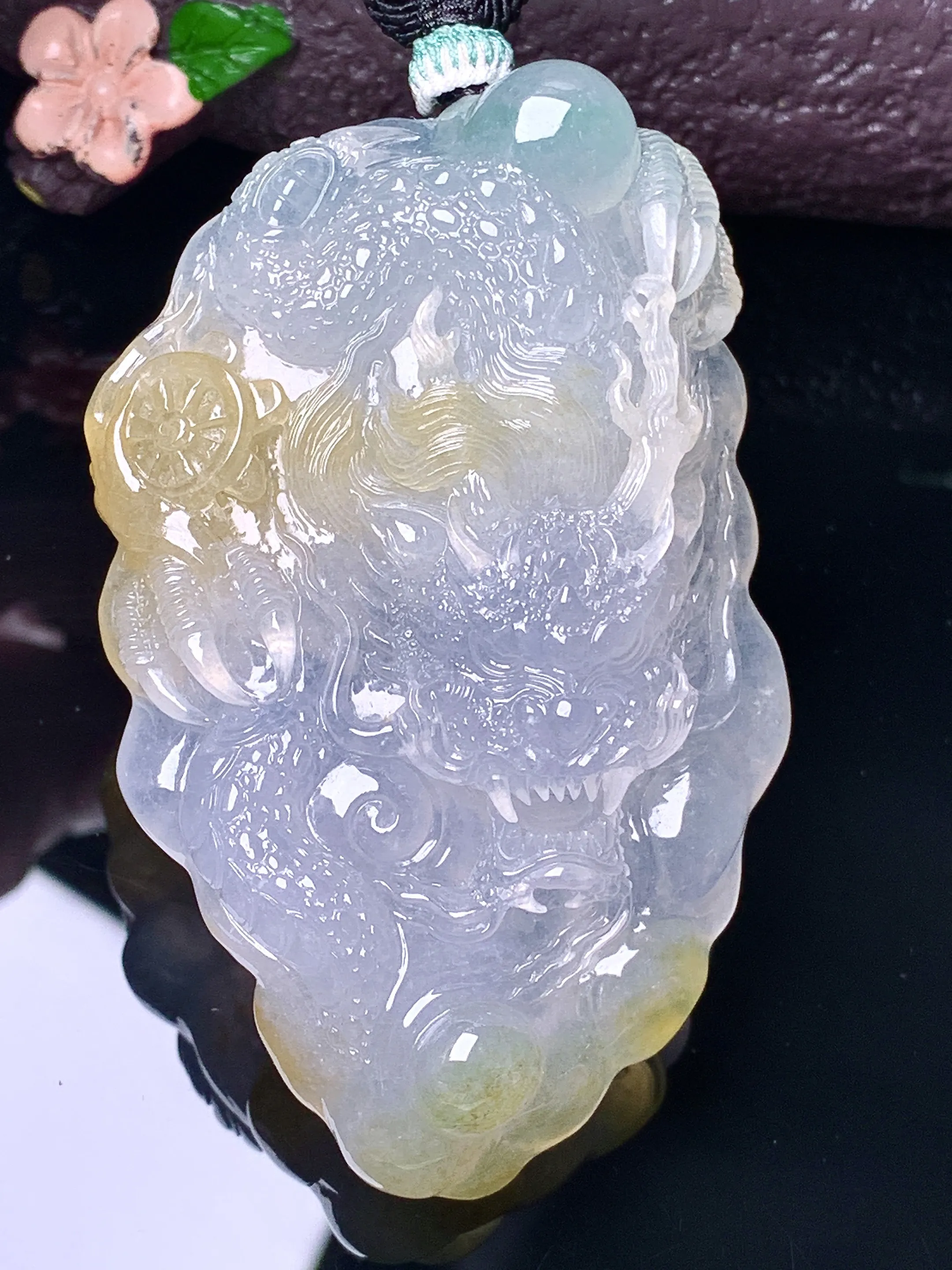 飘黄翡龙牌吊坠 玉质细腻 色泽艳丽清新 整体尺寸68.8*45*13