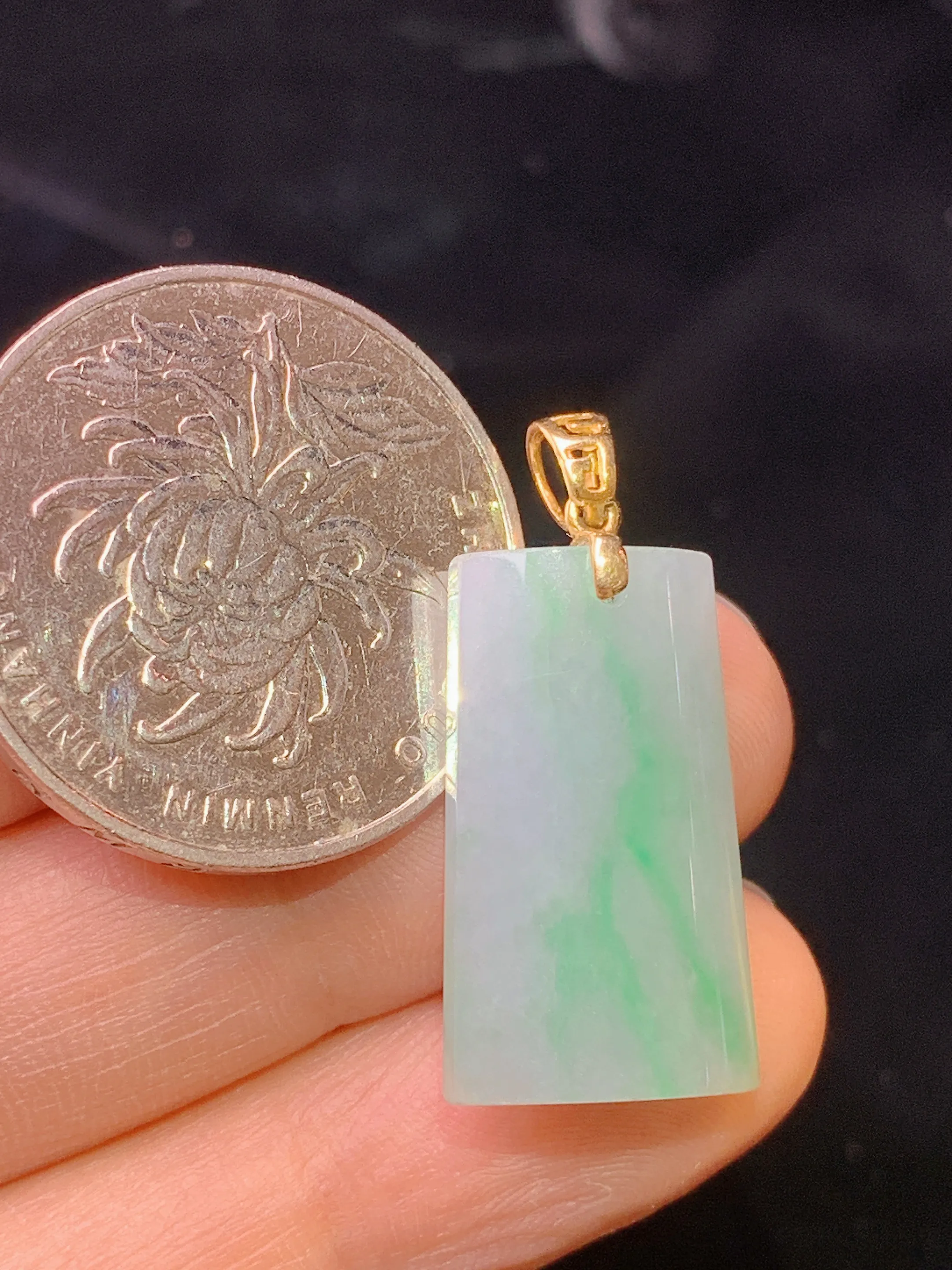 18k金镶嵌飘绿无事牌吊坠 玉质细腻 色泽艳丽清新 整体尺寸28.6*13.2*5.2