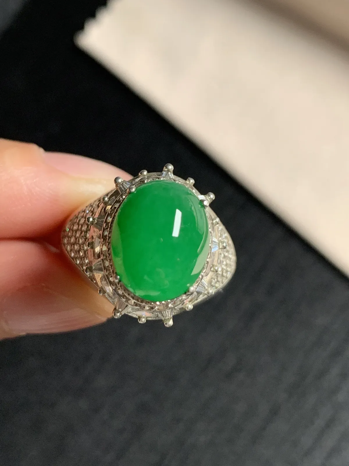 冰润阳绿馒头戒面
无纹裂，种好色好品相好，色泽艳丽明亮，质地细腻水灵饱满圆润