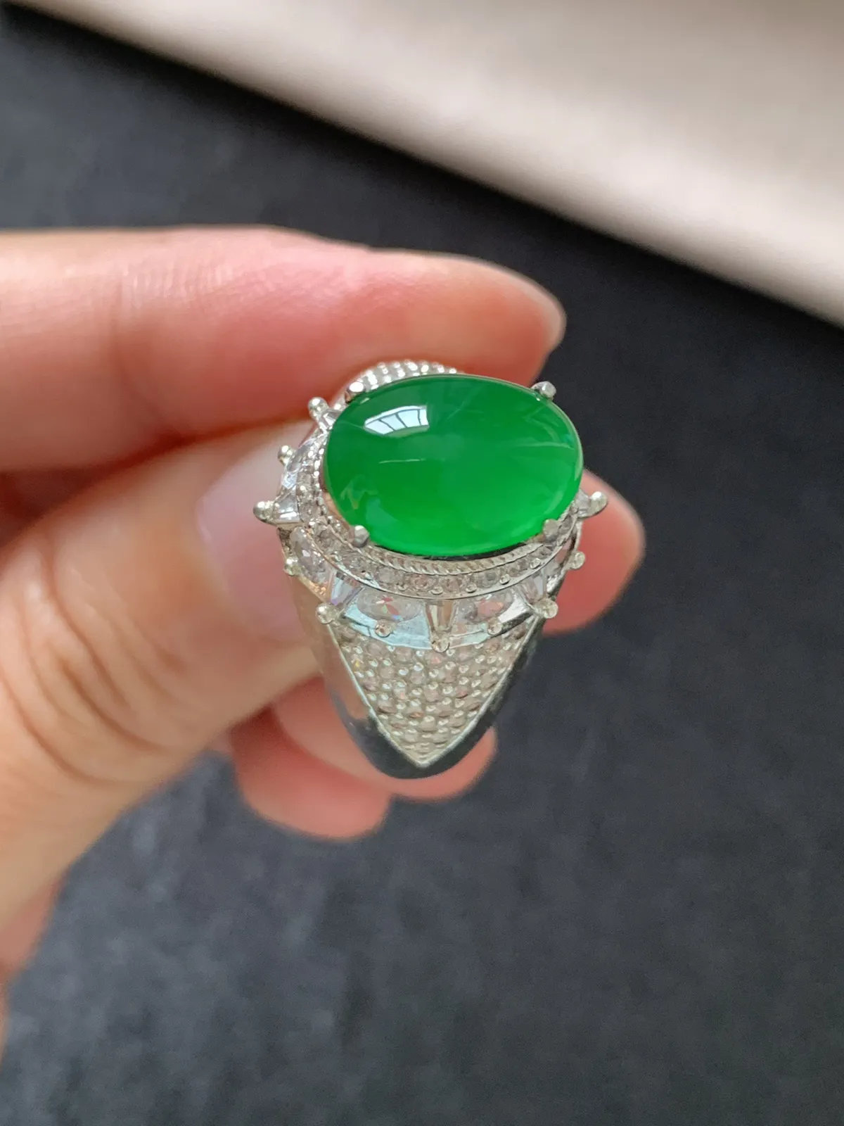 冰种辣阳绿戒面
无纹裂，种好色好品相好，色泽浓郁艳丽，老坑种质地细腻水灵饱满圆润