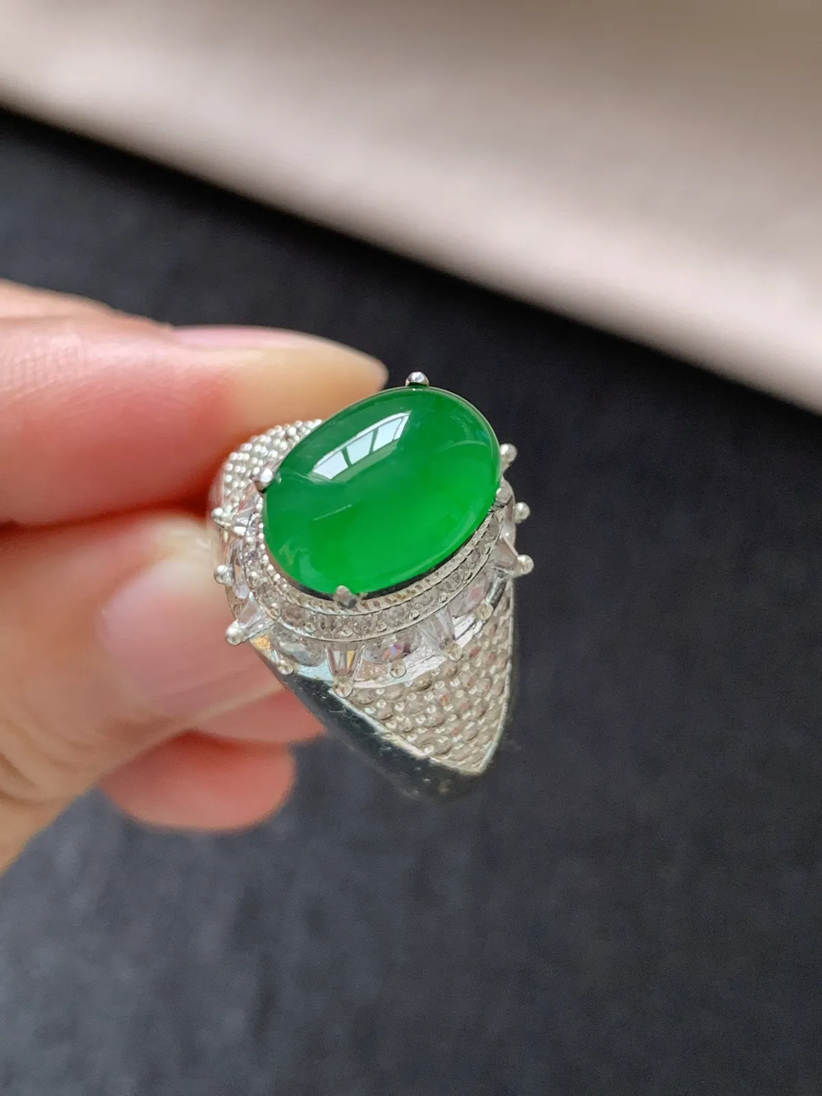 冰种辣阳绿戒面
无纹裂，种好色好品相好，色泽浓郁艳丽，老坑种质地细腻水灵饱满圆润