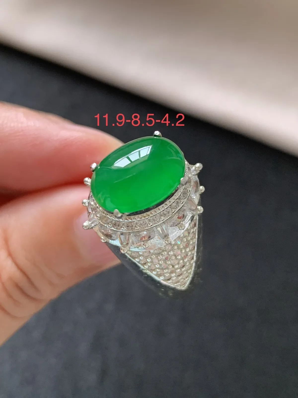 冰种辣阳绿戒面
无纹裂，种好色好品相好，色泽浓郁艳丽，老坑种质地细腻水灵饱满圆润