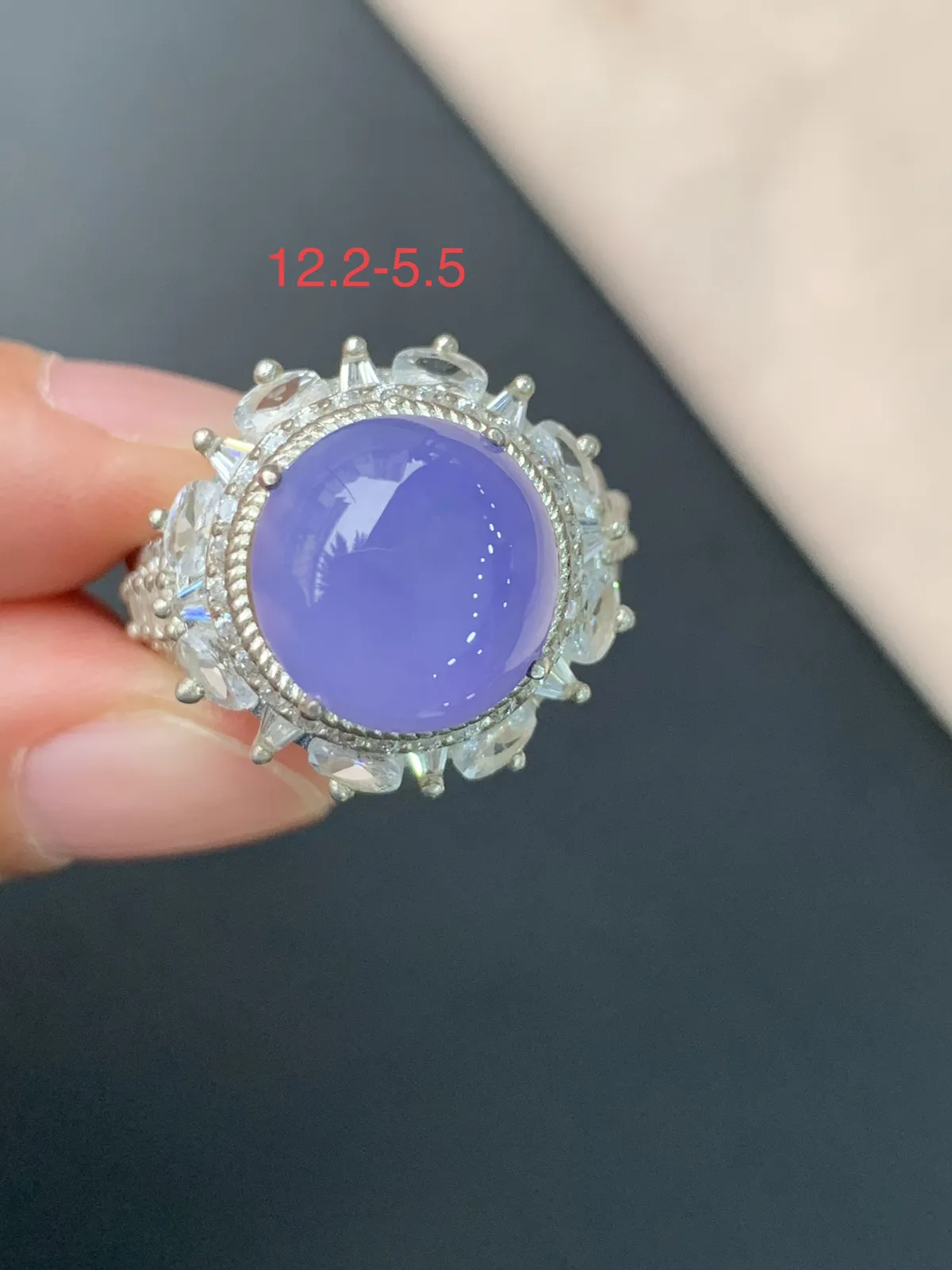 冰种浓紫圆戒面
无纹裂，种好色美品相好，色泽浓郁艳丽，老坑种质地细腻水灵饱满圆润