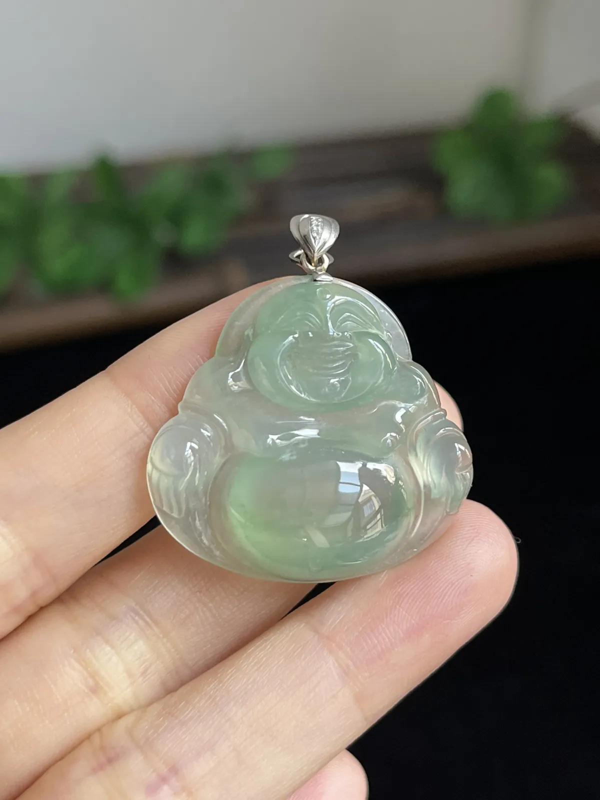 翡翠冰糯种淡绿色吊坠，伴钻石