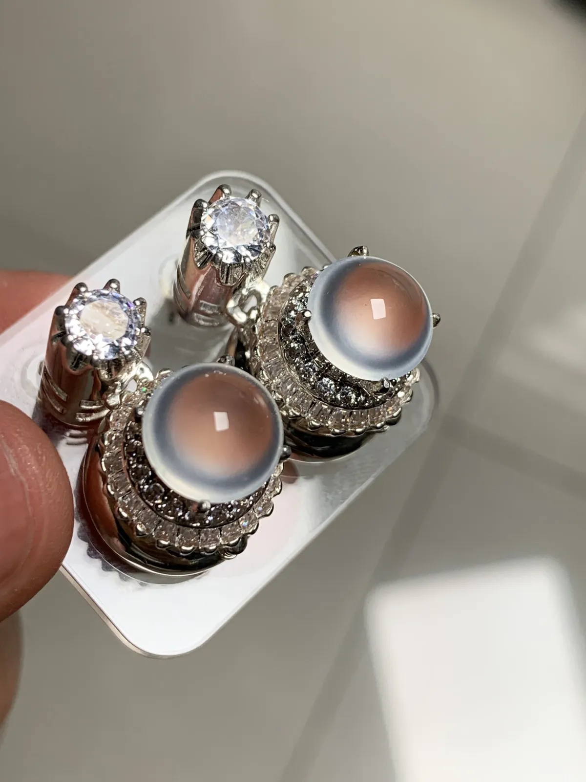 高冰玻璃种正圆耳钉
无纹裂，老坑种强荧光，钢性十足纯净饱满