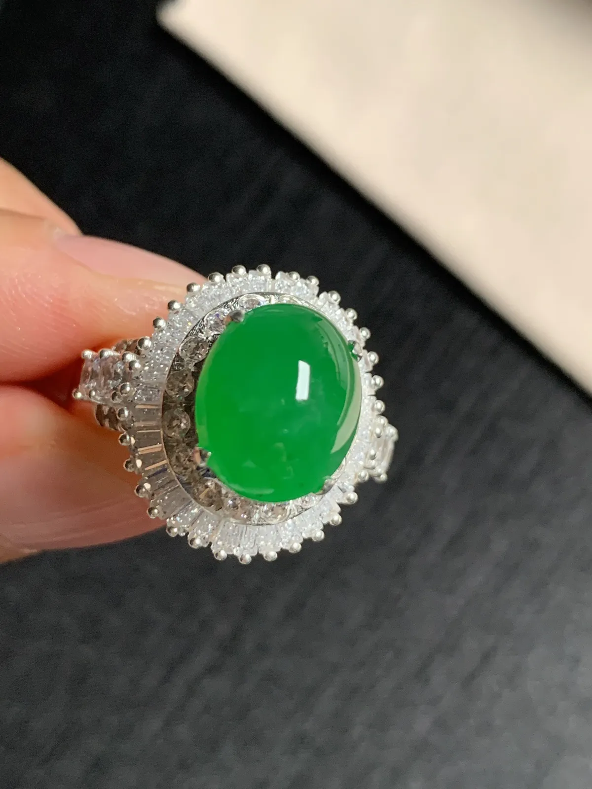 冰润辣阳绿馒头戒面
无纹裂，种好色好品相好，色泽浓郁艳丽，质地细腻水灵饱满圆润