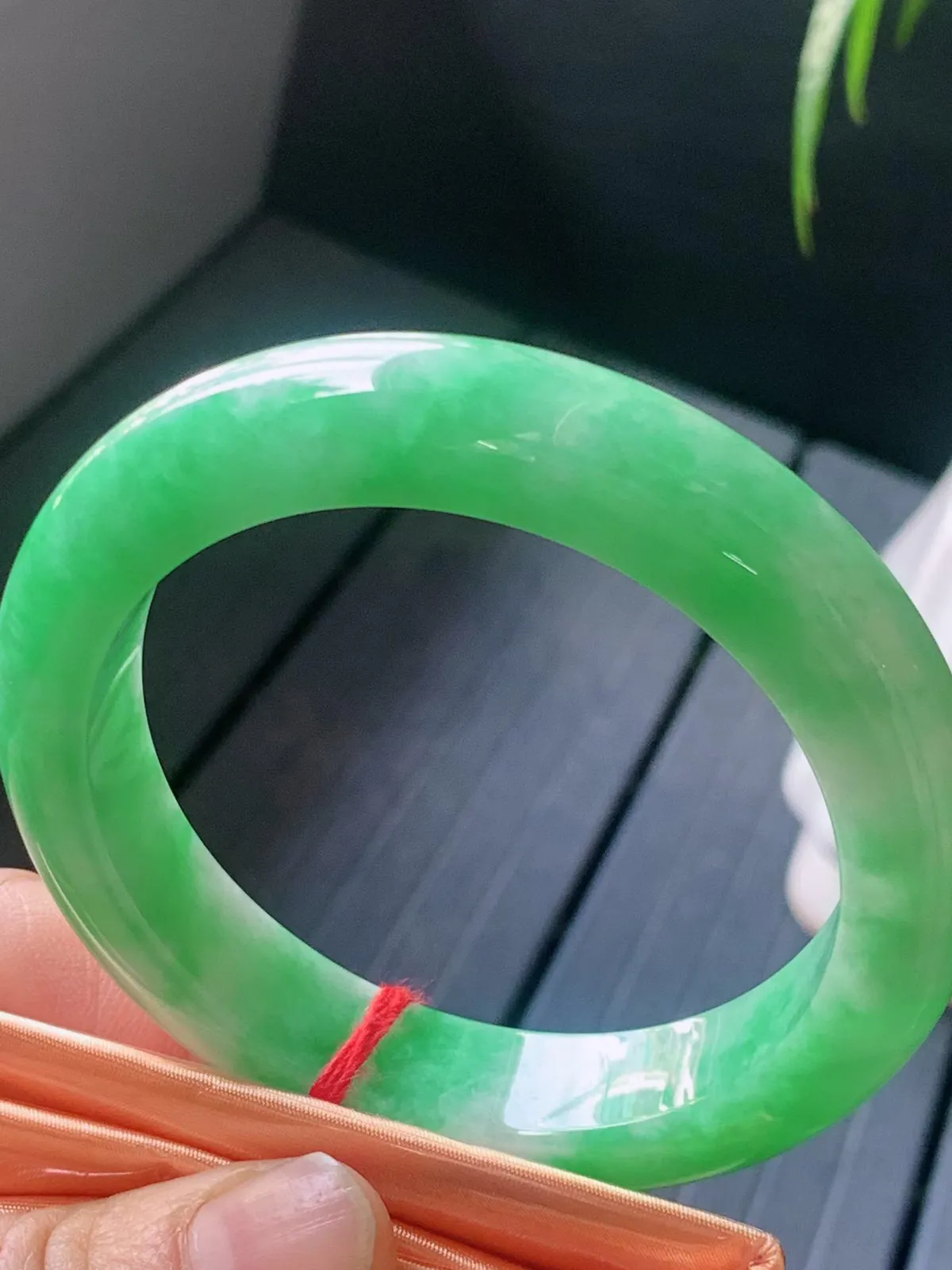 【翡翠名称】老种冰阳绿56..8正圈口手镯
【翡翠尺寸】56.8/12.7/9.8mm适合55.8-58正圈口佩戴
【翡翠描述】宝贝种老水足，玉质细腻，色泽靓丽，性价比高，佩戴效果好！
【其它赠送】权威证书/精美挂绳盒子/支持全国复检